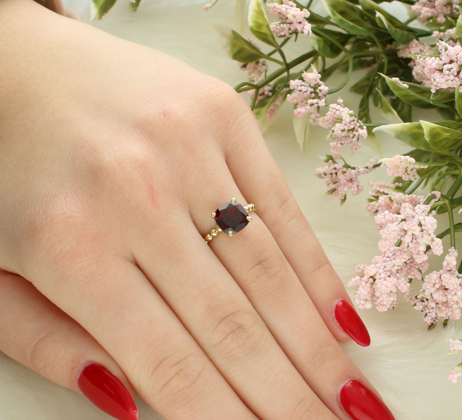 Pierścionek wykonany z żółtego 14 karatowego złota o charakterystycznej formie. Złote pierścionki 585 idealne na prezent. Damski złoty pierścionek wykonany z żółtego 14 karatowego złota.JPG