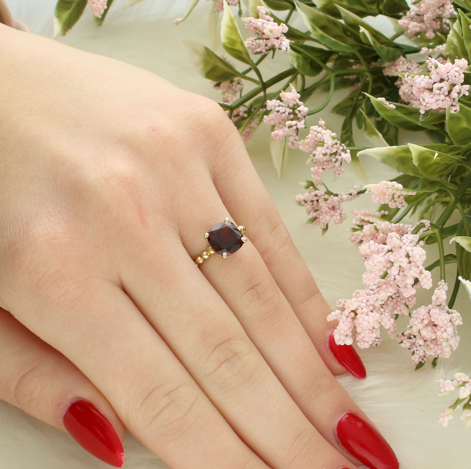 Pierścionek wykonany z żółtego 14 karatowego złota o charakterystycznej formie. Złote pierścionki 585 idealne na prezent. Damski złoty pierścionek wykonany z żółtego 14 karatowego złota.JPG