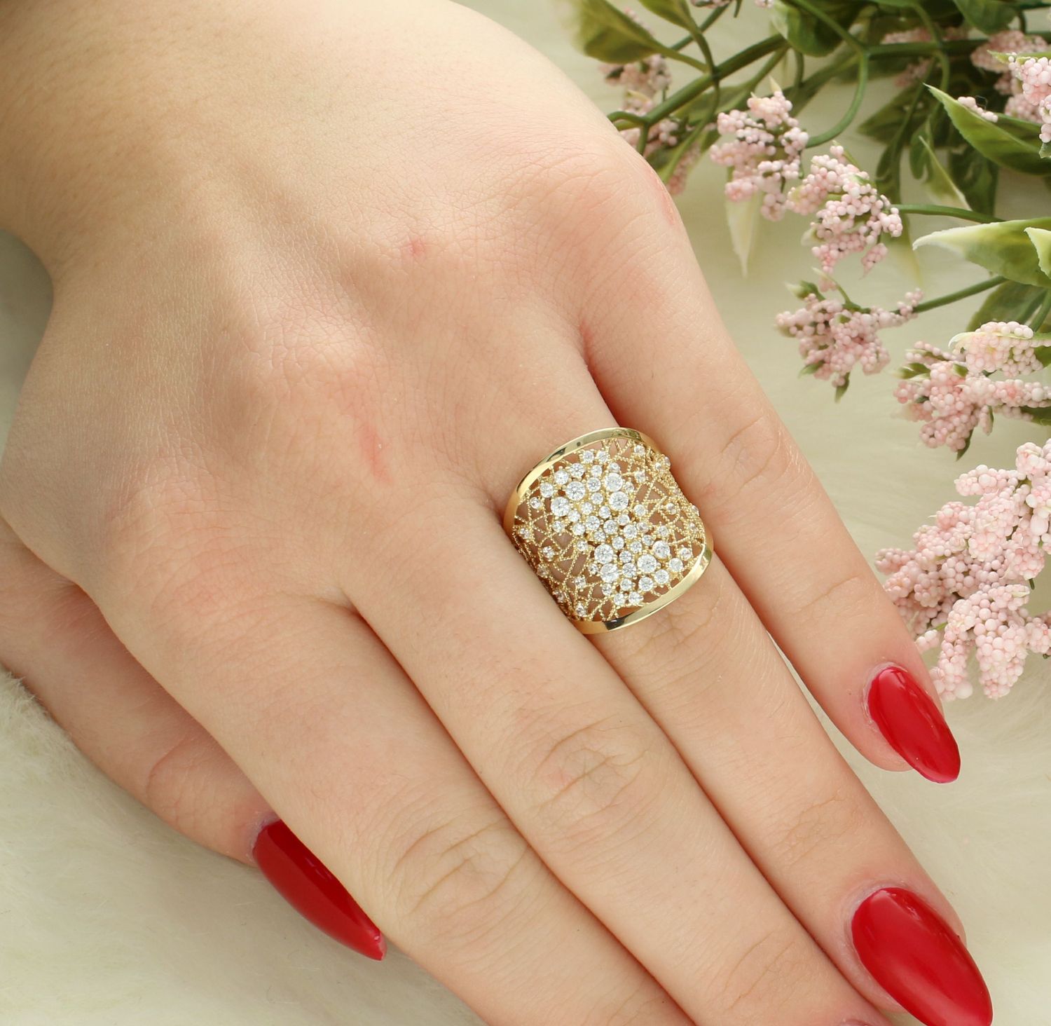 Pierścionek złoty ażurowy z cyrkoniami próba 585, DIA-PRS-12141-585 Pierścionek wykonany z żółtego 14 karatowego złota o charakterystycznej formie, ozdobiony cyrkoniami. Złote pierścionki 585.jpg