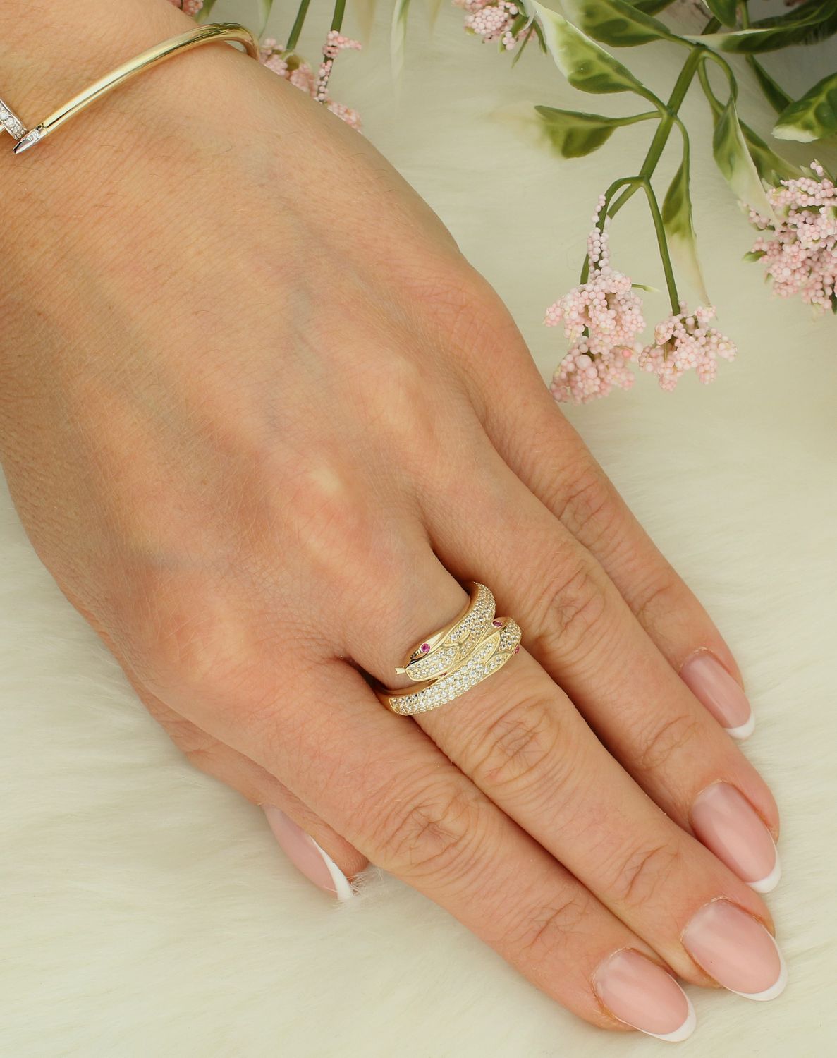 Pierścionek złoty próba 585, żmija z cyrkonią DIA-PRS-12187-585 Pierścionek złoty żmija ozdobiony białą cyrkonią, oczy są koloru różowego. Pierścionek wykonany z zachowaniem dbałości o każdy szczegół i detal.1.jpg