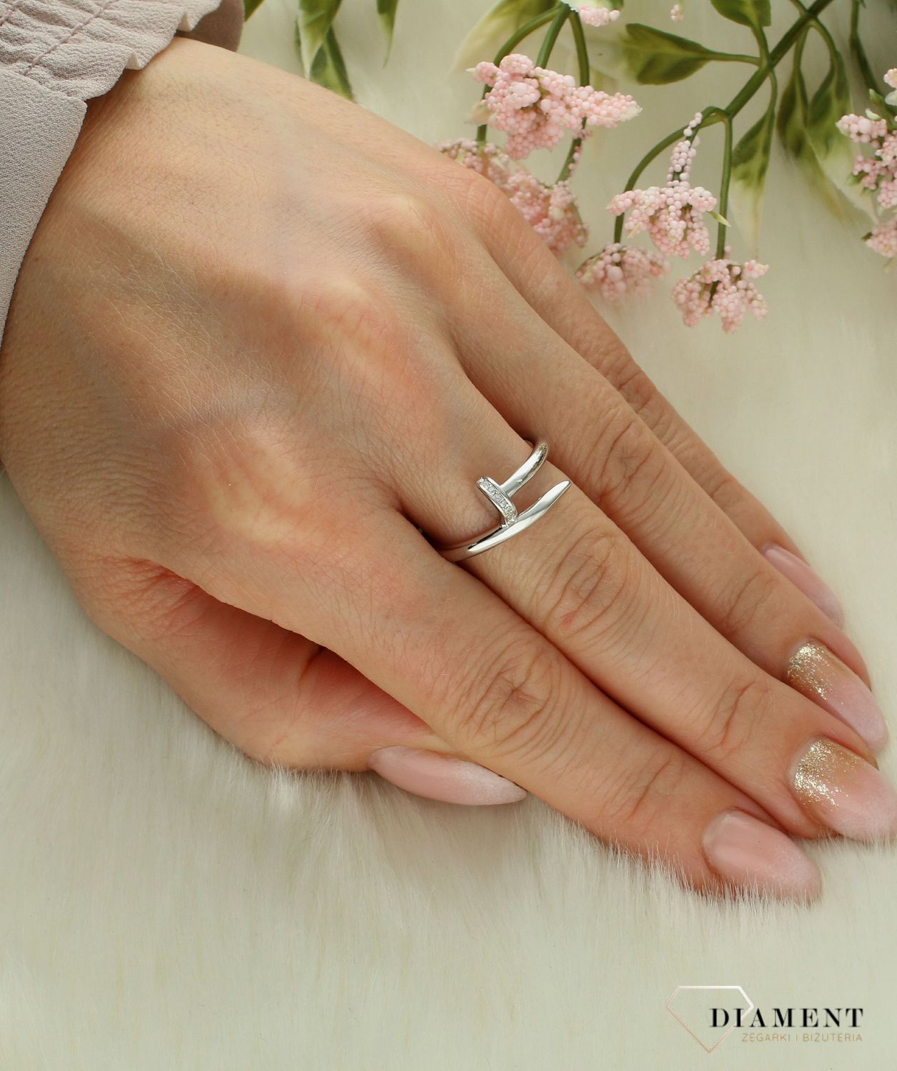 Srebrny pierścionek damski 925 gwóźdź DIA-PRS-12249-925. Srebrny pierścionek damski. Pierścionek srebrny z gwoździem. Srebrna obrączka damska ze wzorem Cartier. Pierścionek srebrny na prezent. 2.jpg