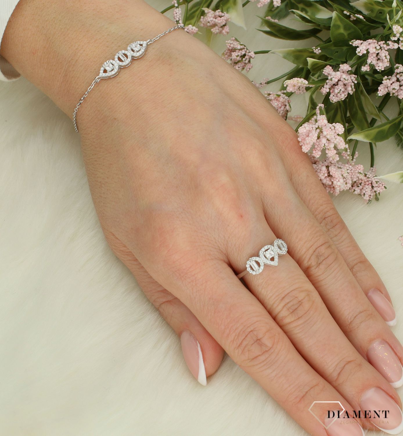 Srebrny pierścionek damski 925 z potrójną cyrkonią DIA-PRS-12257-925 (2).jpg