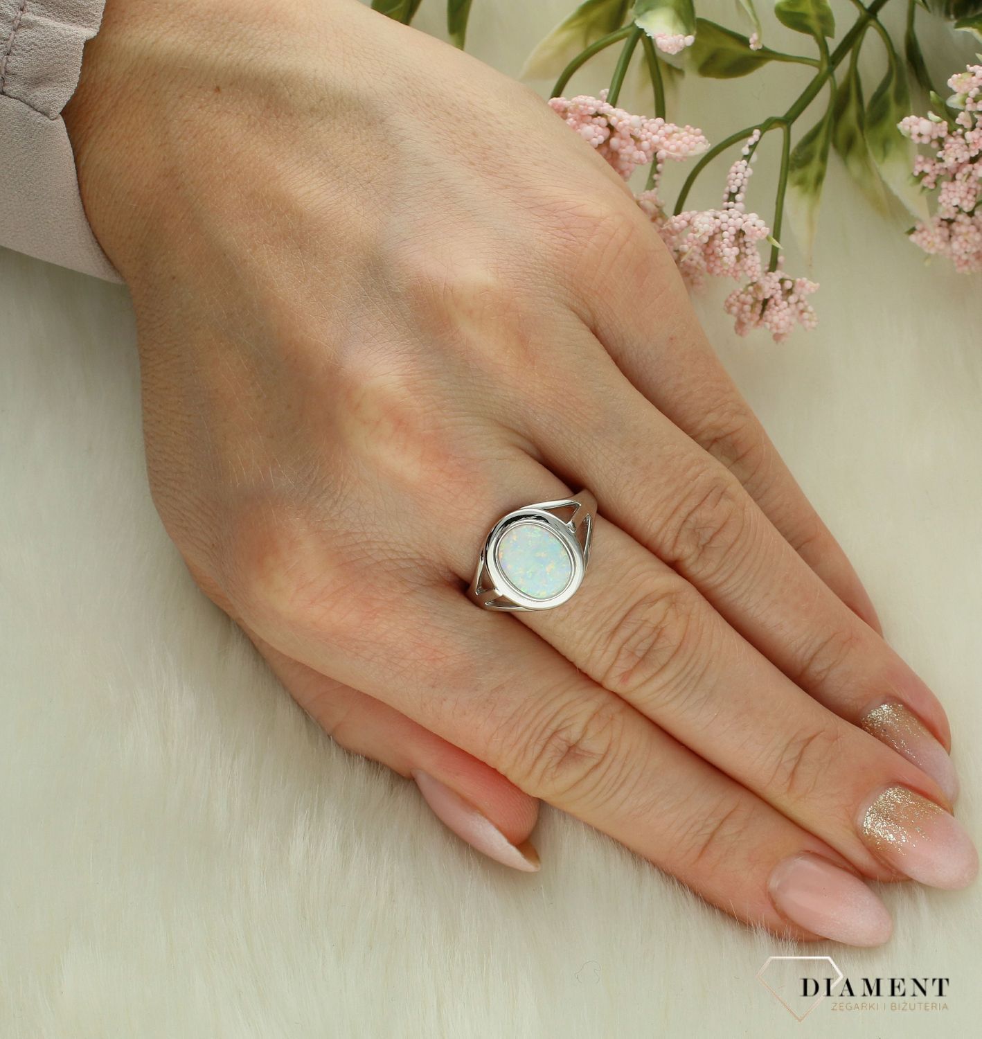 Srebrny pierścionek damski 925 z białym opalem DIA-PRS-12267-925. Srebrny pierścionek damski. Pierścionek srebrny z białym opalem. Pierścionek damski srebrny z oczkiem. Srebrny pierścionek damski na prezent. 1.jpg