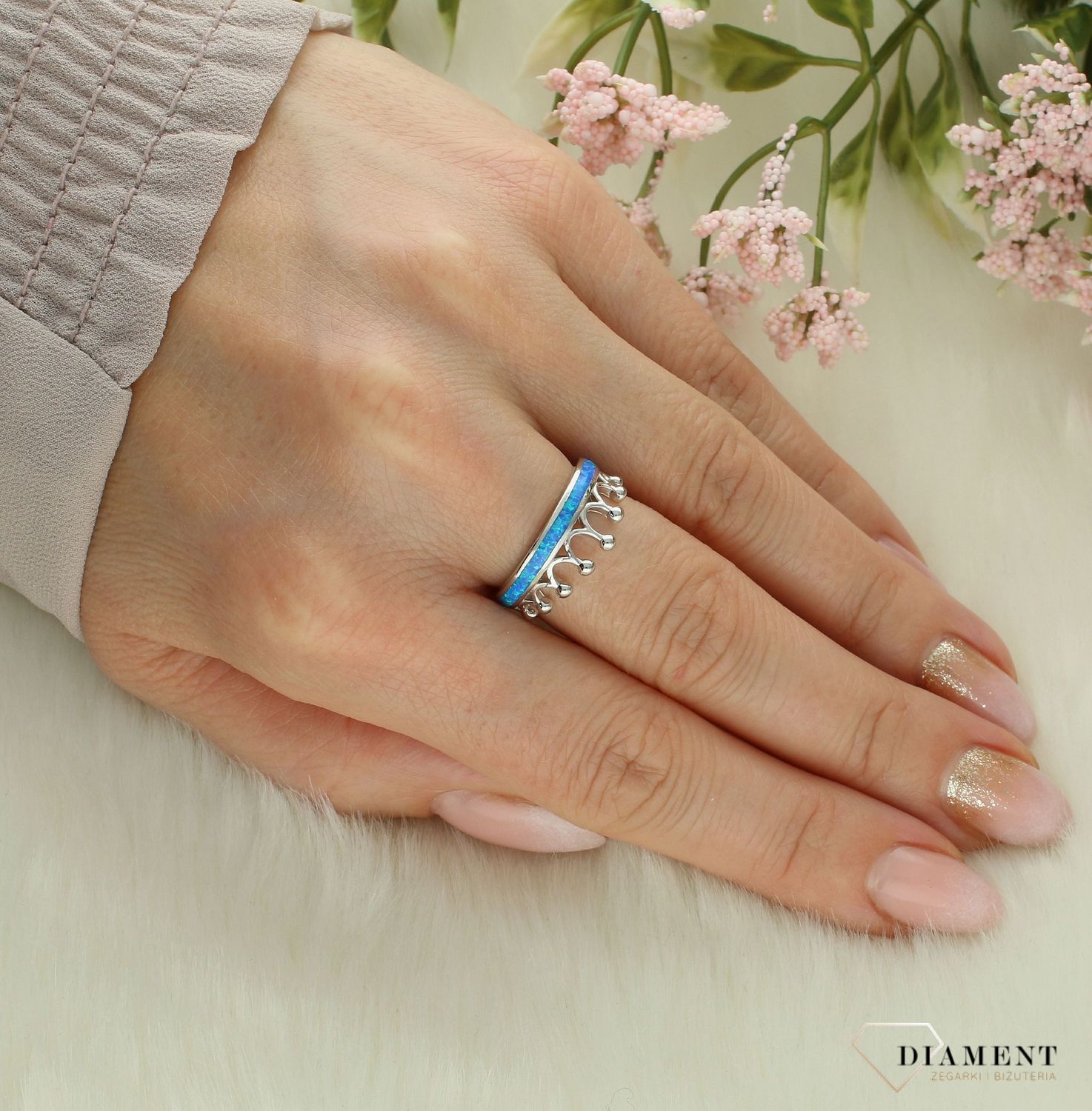Srebrny pierścionek damski 925 korona z niebieskim opalem DIA-PRS-12270-925. Srebrny pierścionek damski. Pierścionek srebrny z niebieskim opalem. Pierścionek damski srebrny z oczkiem. Srebrny pierścionek damski na prezent.2.jpg