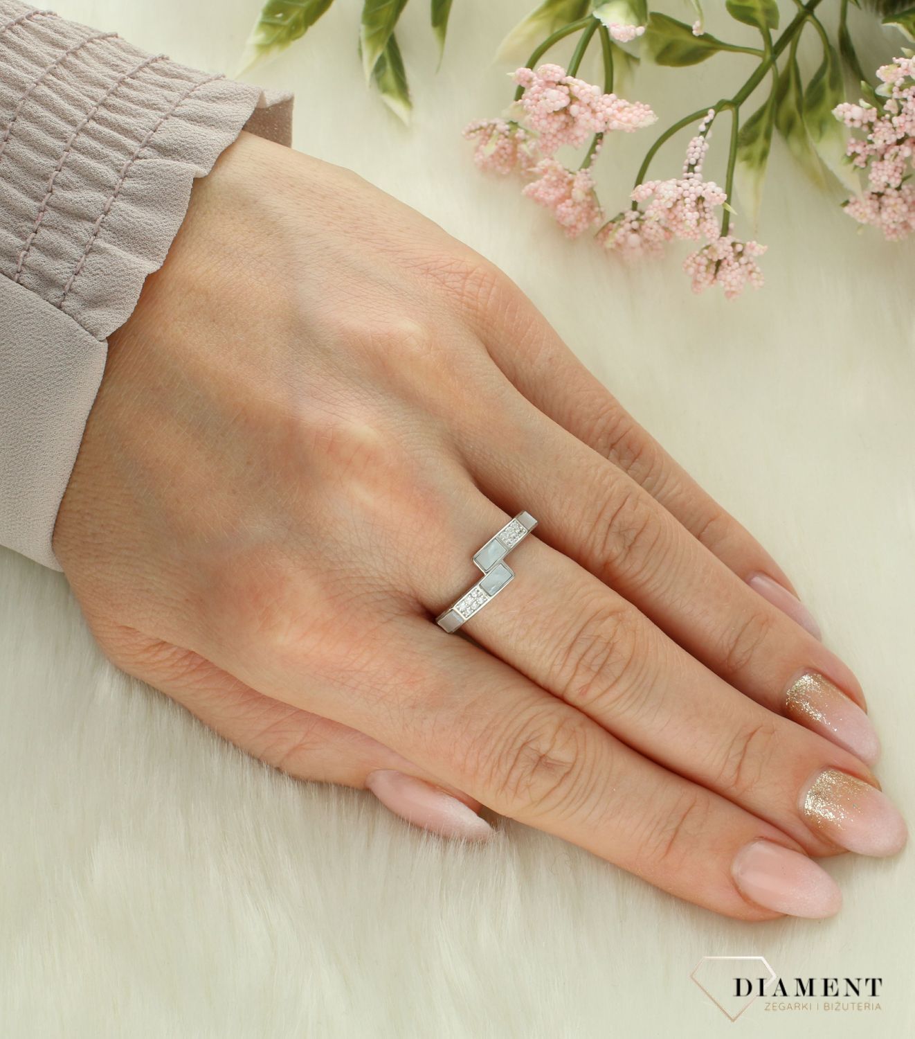 Srebrny pierścionek damski 925 z masą perłową DIA-PRS-12271-925. Srebrny pierścionek damski. Pierścionek srebrny z masą perłową. Pierścionek damski srebrny w formie obrączki. Srebrny pierścionek damski na prezent. 2.jpg