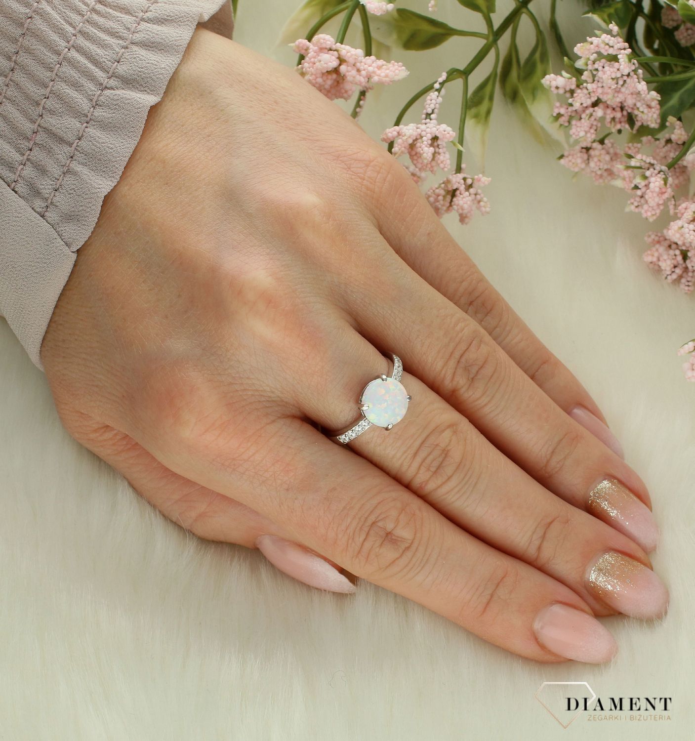 Srebrny pierścionek damski 925 z białym opalem DIA-PRS-12274-925. Srebrny pierścionek damski. Pierścionek srebrny z białym opalem. Pierścionek damski srebrny z oczkiem. 1.jpg