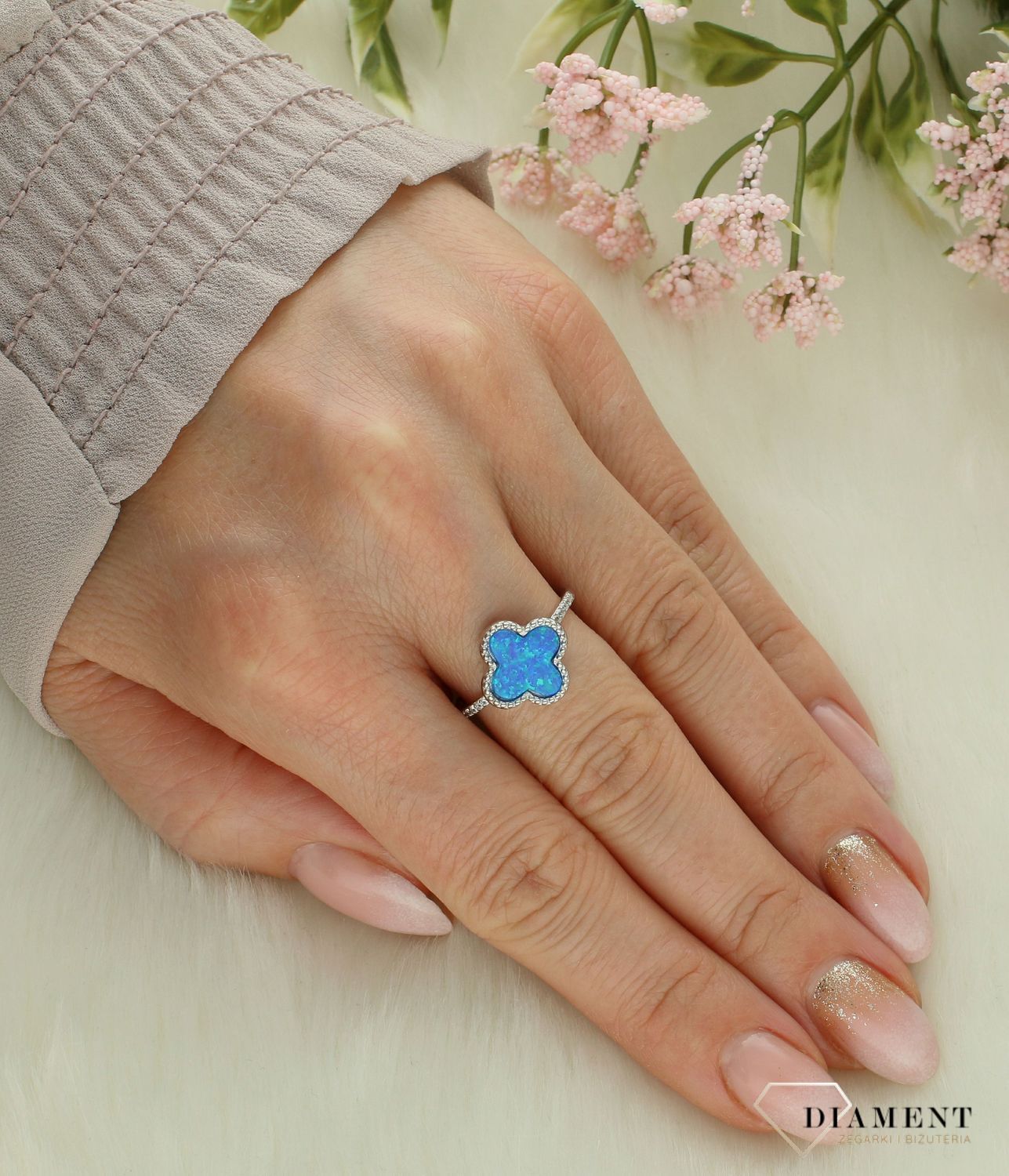 Srebrny pierścionek damski 925 koniczyna z niebieskim opalem DIA-PRS-12276-925. Srebrny pierścionek damski. Pierścionek srebrny z niebieskim opalem. Pierścionek damski srebrny z oczkiem. Srebrny pierścionek damski na prezent.2.jpg