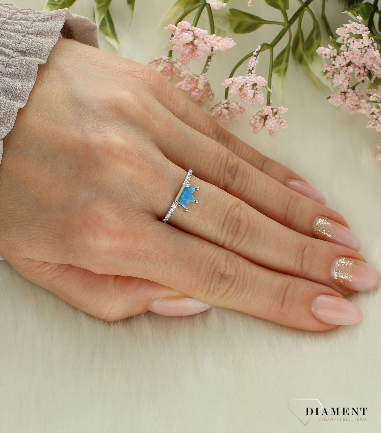 Srebrny pierścionek damski 925 korona z niebieskim opalem DIA-PRS-12279-925. Srebrny pierścionek damski. Pierścionek srebrny z niebieskim opalem. Pierścionek damski srebrny z oczkiem. Srebrny pierścionek damski na prezent. 1.jpg