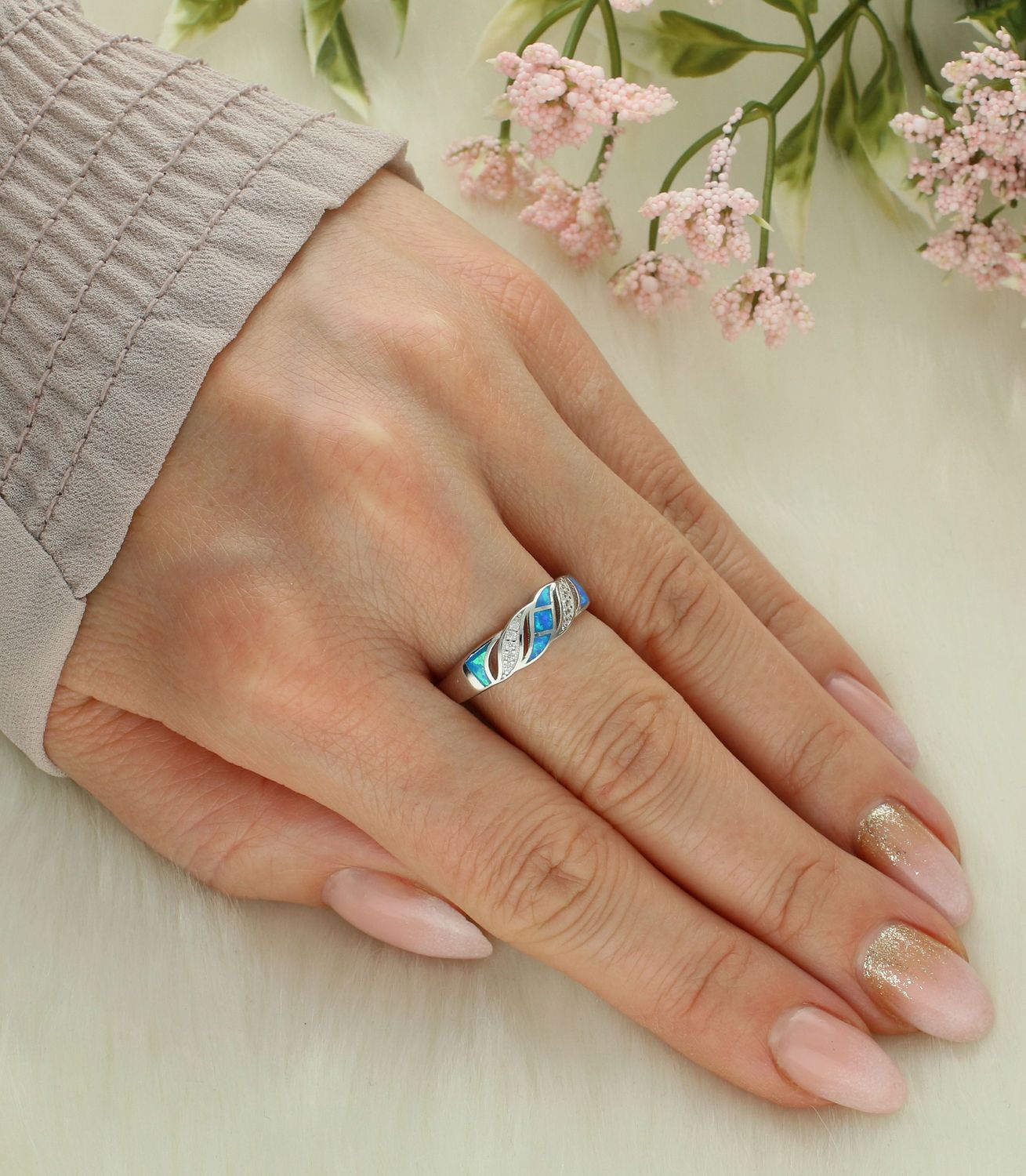 Srebrny pierścionek damski 925 obrączka z niebieskim opalem DIA-PRS-12283-925. Srebrny pierścionek damski. Pierścionek srebrny z niebieskim opalem. Pierścionek damski srebrny w formie obrączki. Srebrny pierścionek damski na prezent..jpg