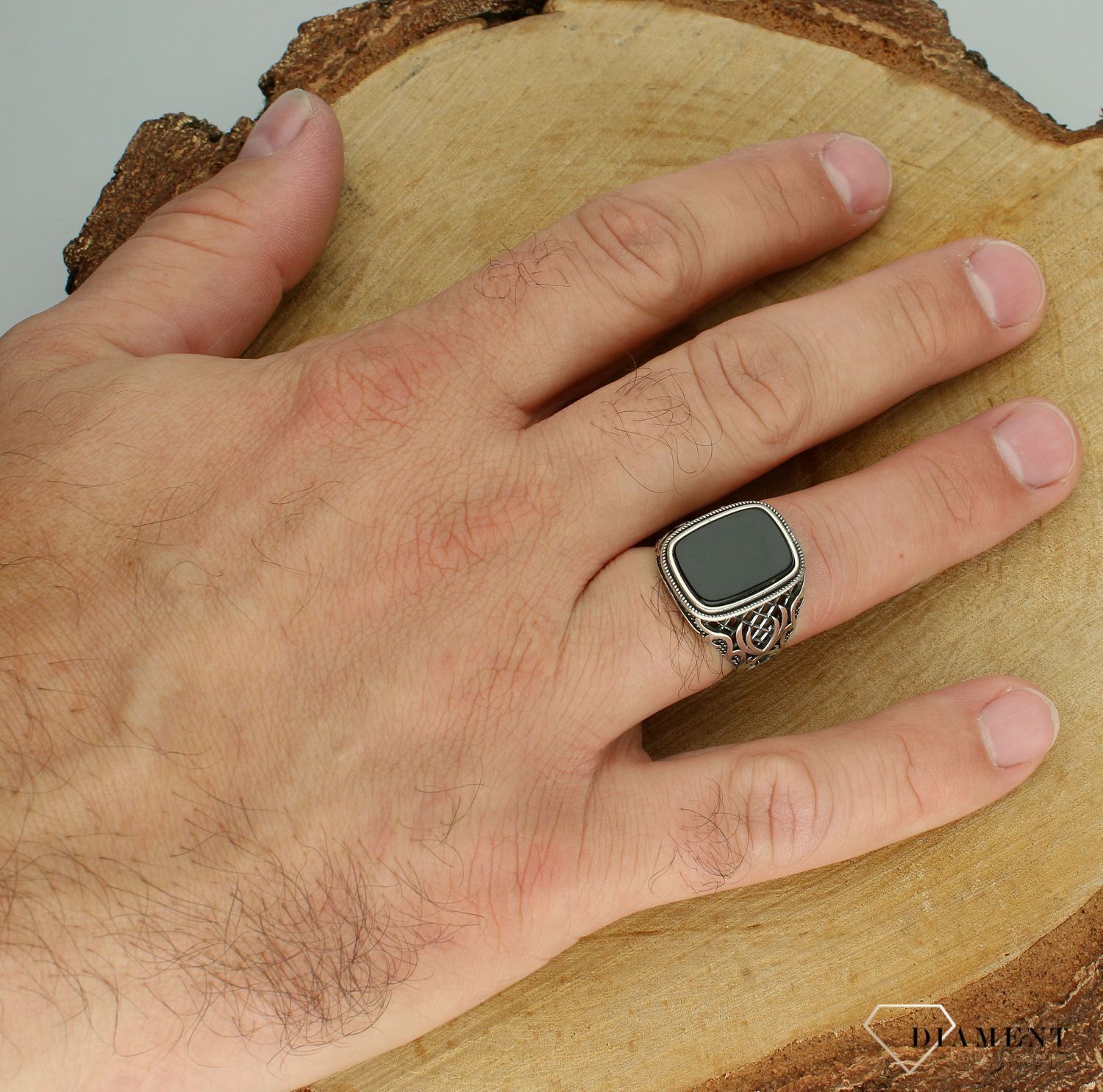 Srebrny sygnet 925 z onyksem i ażurowym zdobieniem rozmiar 22 DIA-PRS-12284-925. Srebrny sygnet z onyksem. Sygnet srebrny damski. Srebrny sygnet męski. Sygnet z onyksem na prezent. Sygnet srebrny na prezent (2).jpg