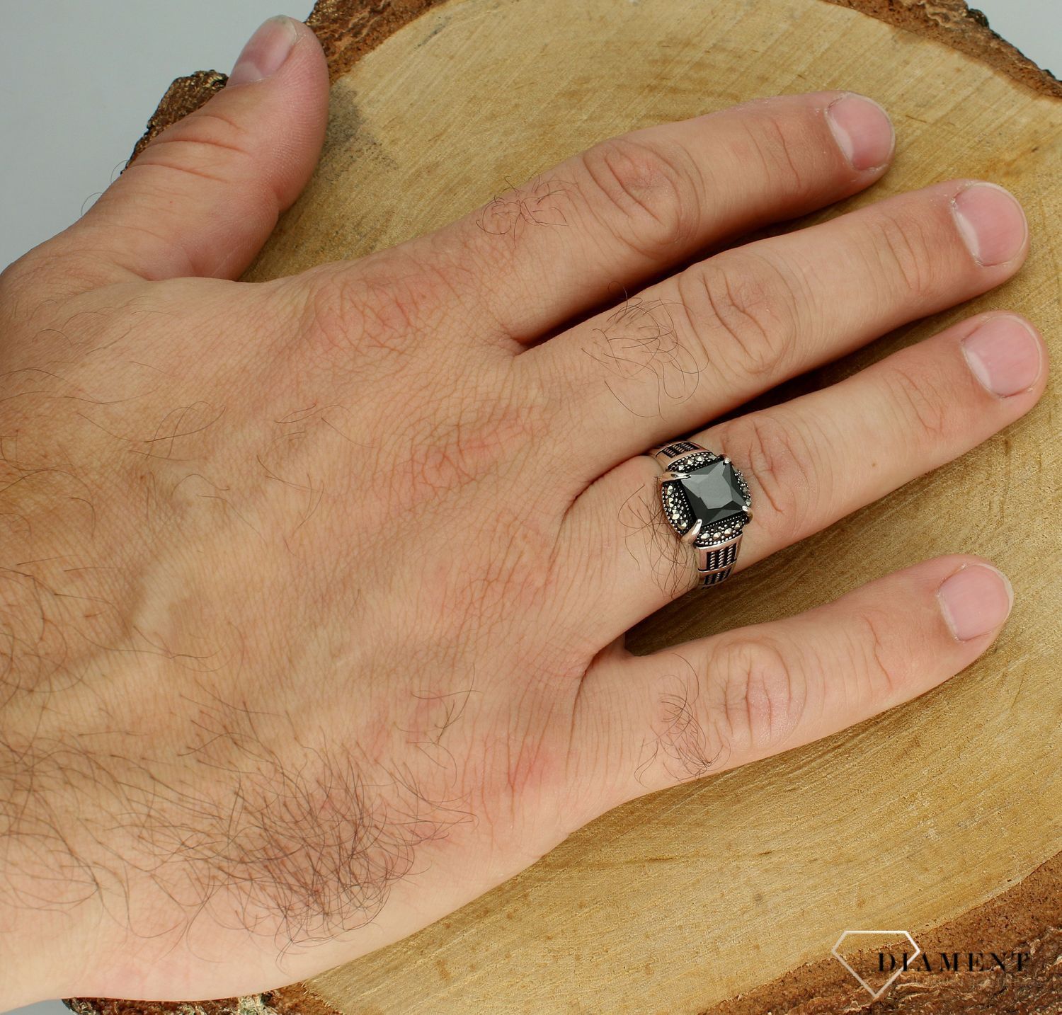 Srebrny sygnet 925 z onyksem, markazytami i ozdobnym grawerowaniem rozmiar 25 DIA-PRS-12285-925.jpg