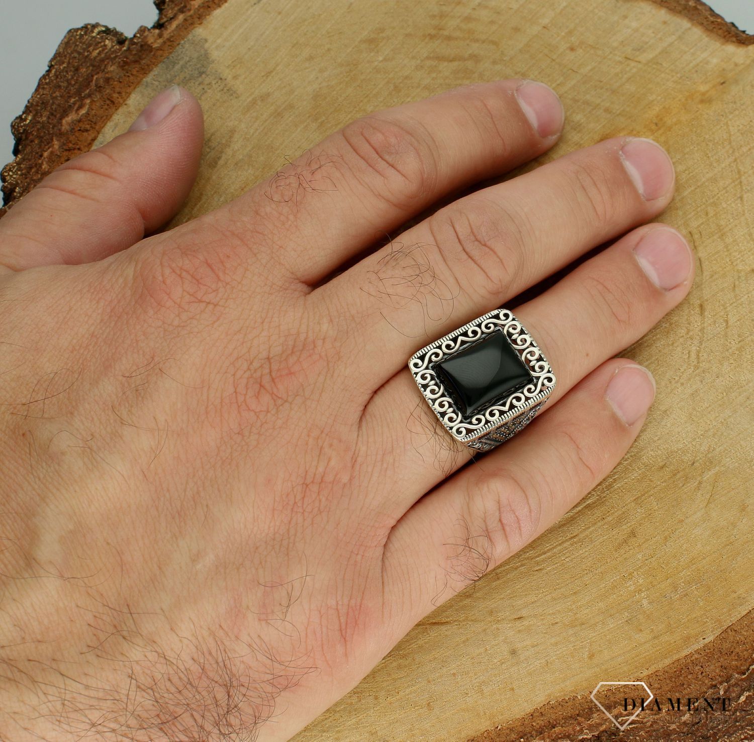 Srebrny sygnet 925 z onyksem, markazytami i ozdobnym grawerowaniem  rozmiar 23 DIA-PRS-12287-925 (2).jpg
