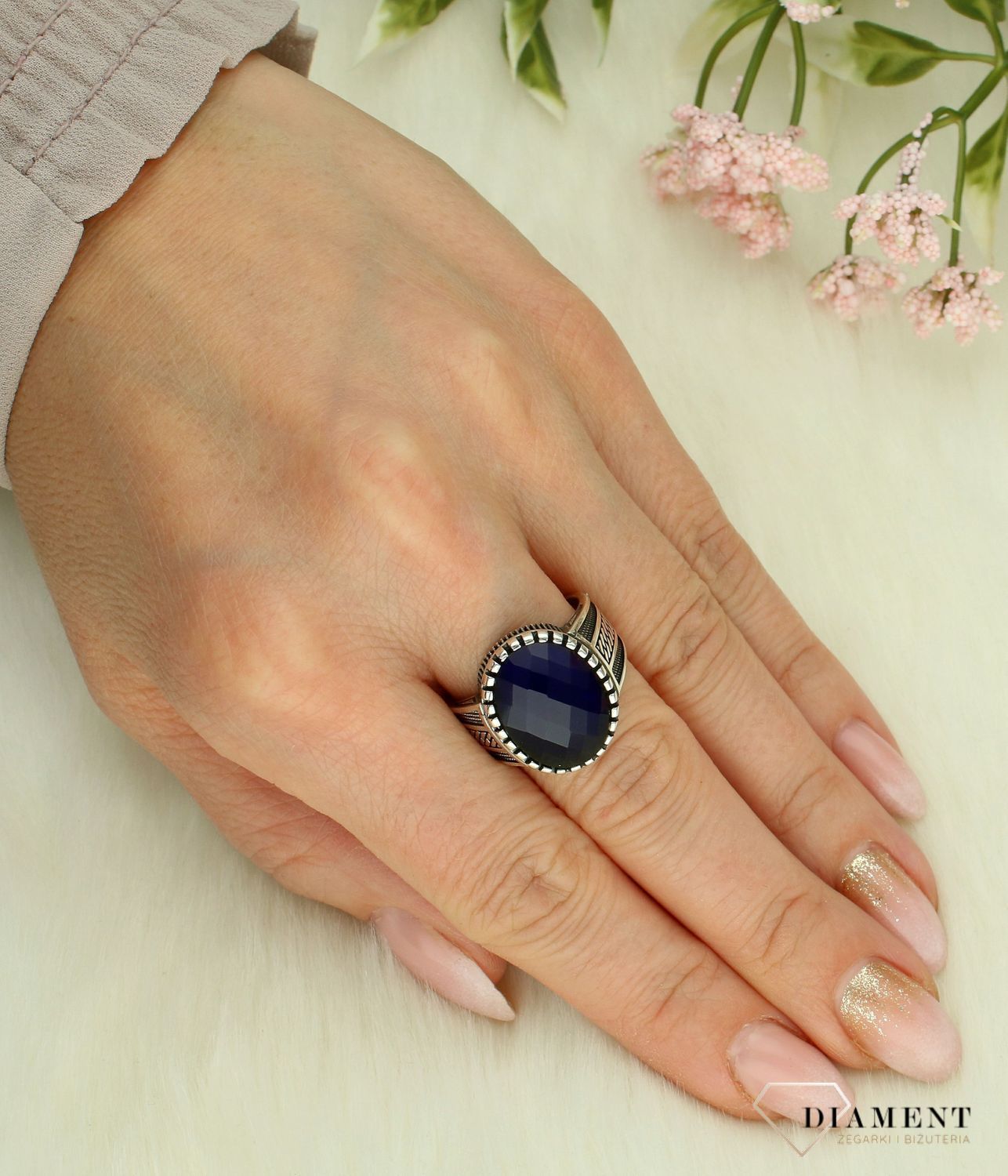 Srebrny sygnet 925 z granatową cyrkonią i grawerowaniem rozmiar 20 DIA-PRS-12288-925. Srebrny sygnet z cyrkonią. Sygnet srebrny damski. Srebrny sygnet męski. Sygnet z granatową cyrkonią. Sygnet na prezent..jpg