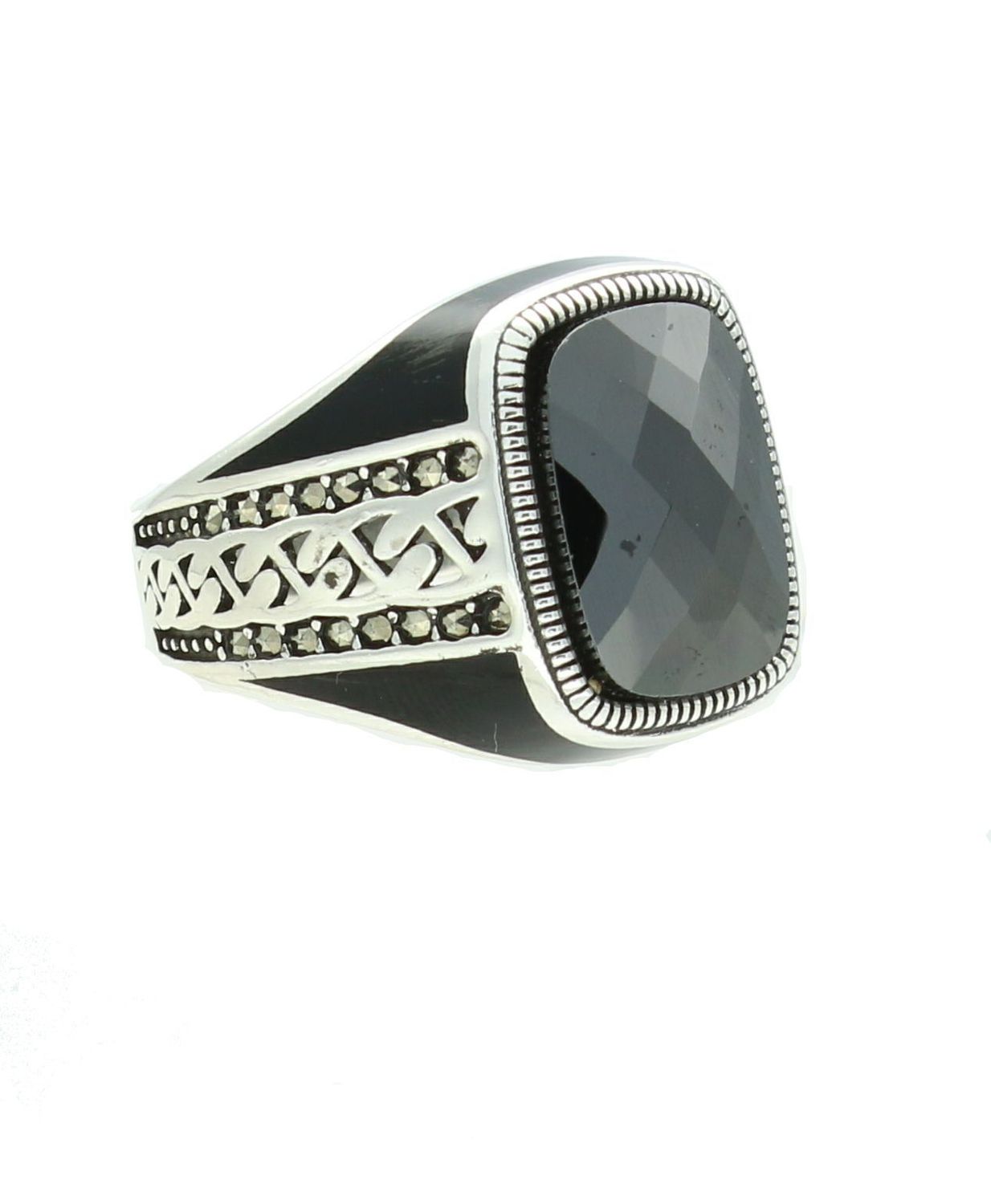 Srebrny sygnet 925 z cyrkonią, markazytami i ozdobnym grawerowaniem rozmiar 22 DIA-PRS-12289-925.  Srebrny sygnet z czarną cyrknonią. Sygnet srebrny damski. Srebrny sygnet męski. Sygnet z markazytami na prezent. Sygnet srebrny na .jpg