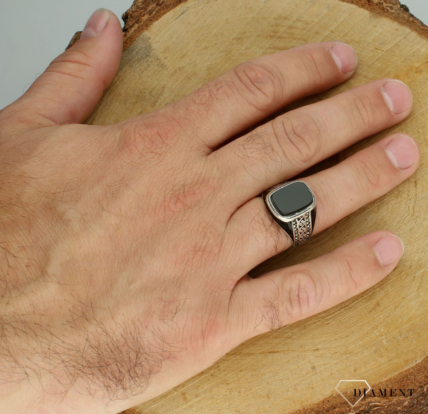 Srebrny sygnet 925 z onyksem, markazytami i ozdobnym grawerowaniem rozmiar 25 DIA-PRS-12290-925.jpg