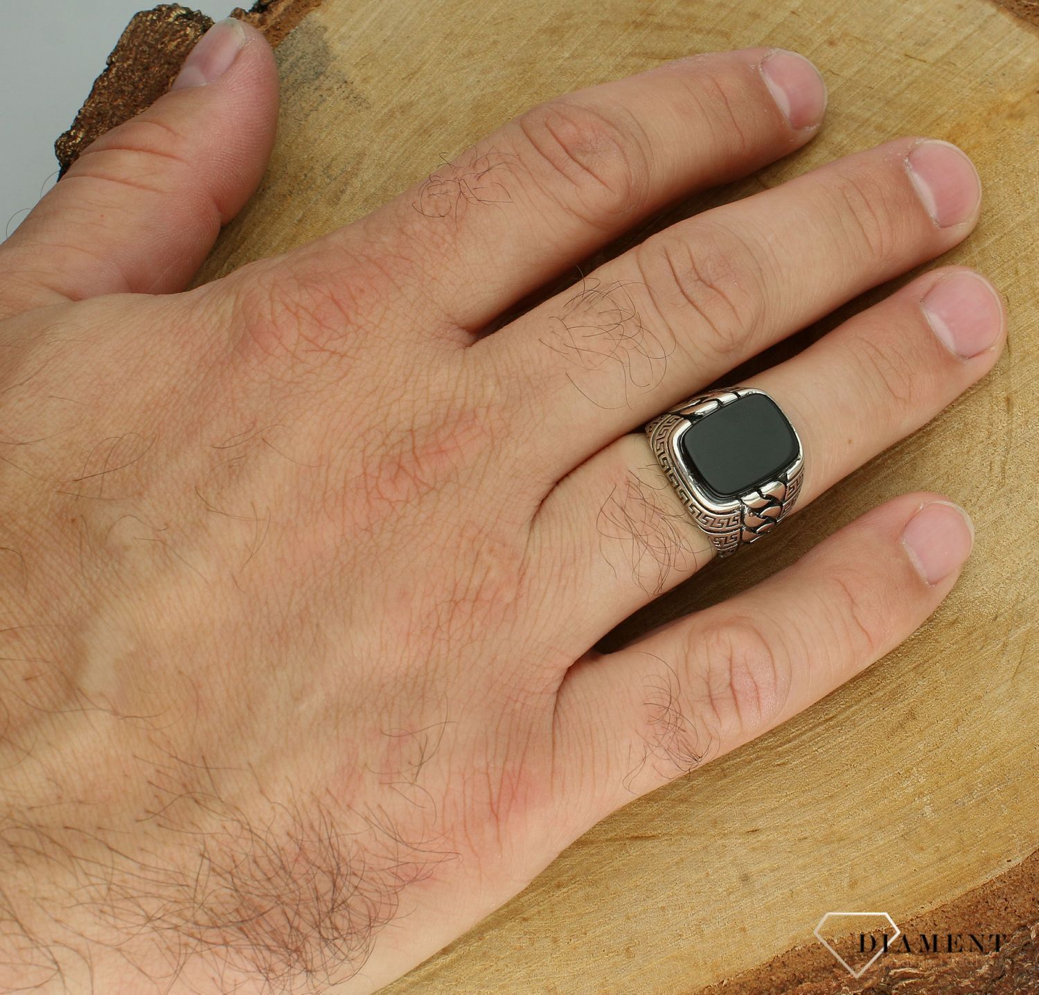 Srebrny sygnet 925 z onyksem i wzorem greckim rozmiar 20 DIA-PRS-12291-925. Srebrny sygnet z onyksem. Sygnet srebrny damski. Srebrny sygnet męski. Sygnet z onyksem na prezent. Sygnet srebrny na prezent (2).jpg
