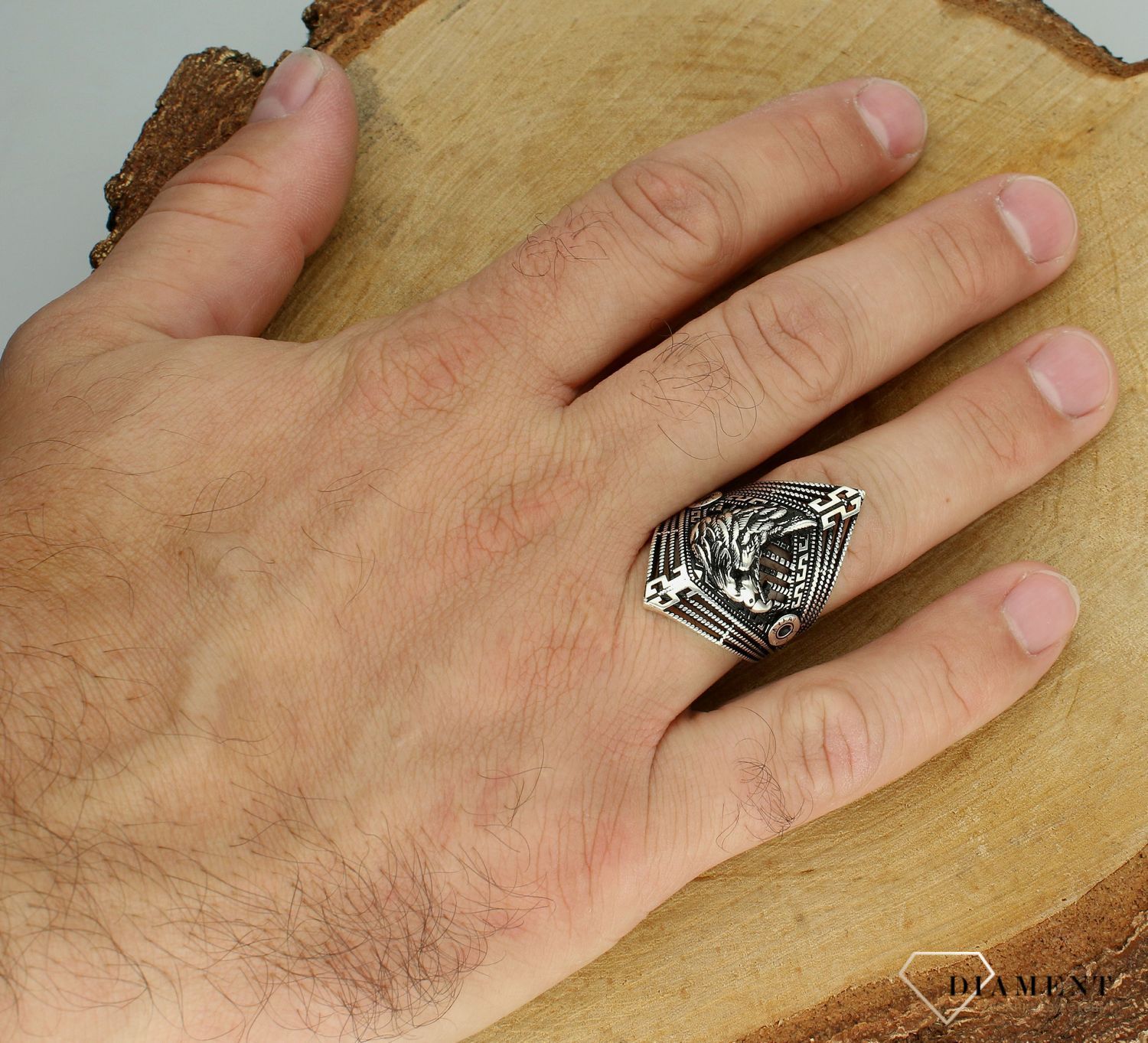 Srebrny sygnet 925 z Orłem i ozdobnym grawerowaniem rozmiar 24 DIA-PRS-12295-925. Srebrny sygnet z orłem. Sygnet srebrny. Srebrny sygnet męski. Sygnet patrioty na prezent. Sygnet srebrny na prezent..jpg