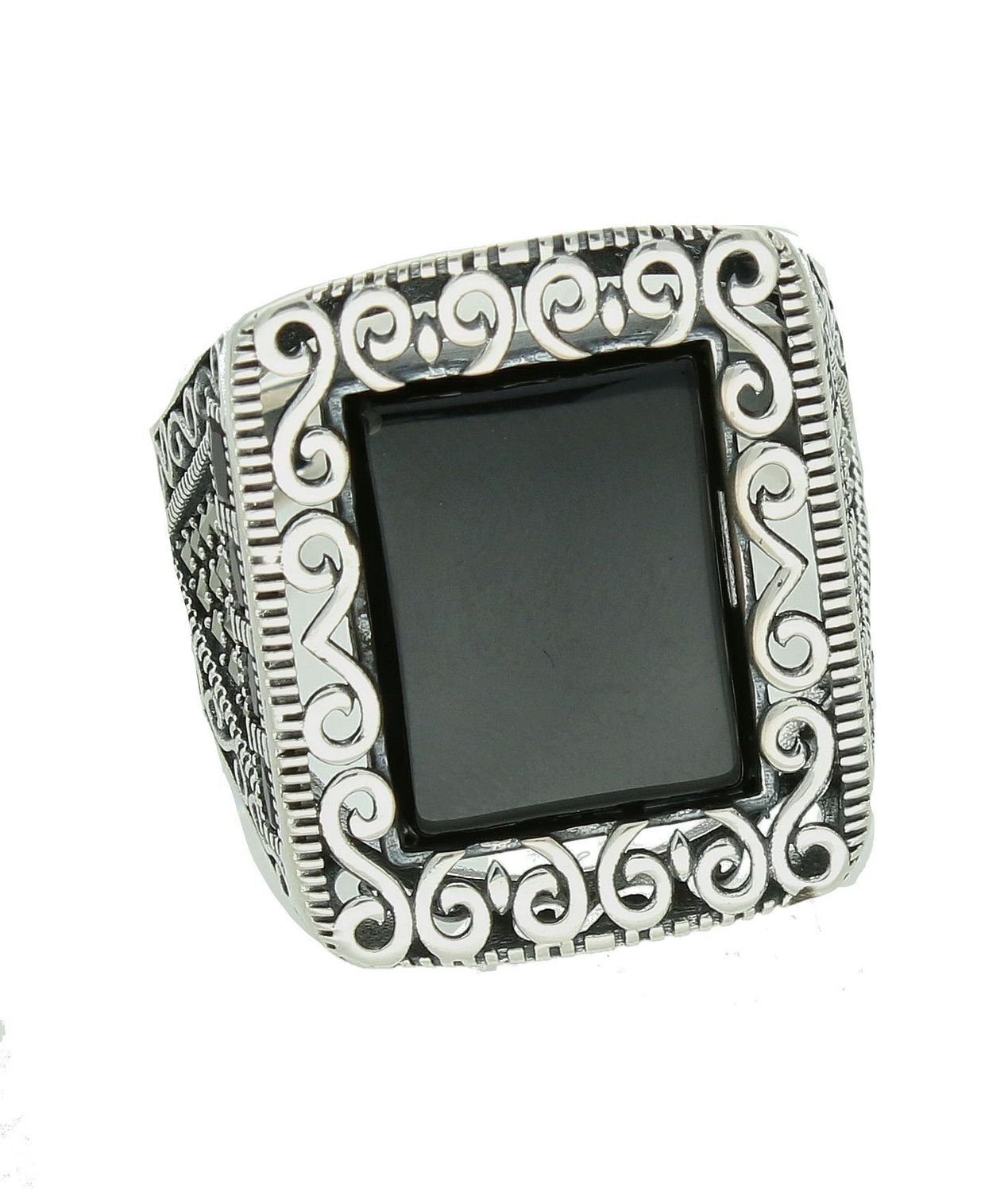 Srebrny sygnet 925 z onyksem i ozdobnym grawerowaniem rozmiar 26 DIA-PRS-12296-925. Srebrny sygnet z kocim okiem. Sygnet srebrny damski. Srebrny sygnet męski. Sygnet z kocim okiem na prezent. Sygnet srebrny na prezent..jpg