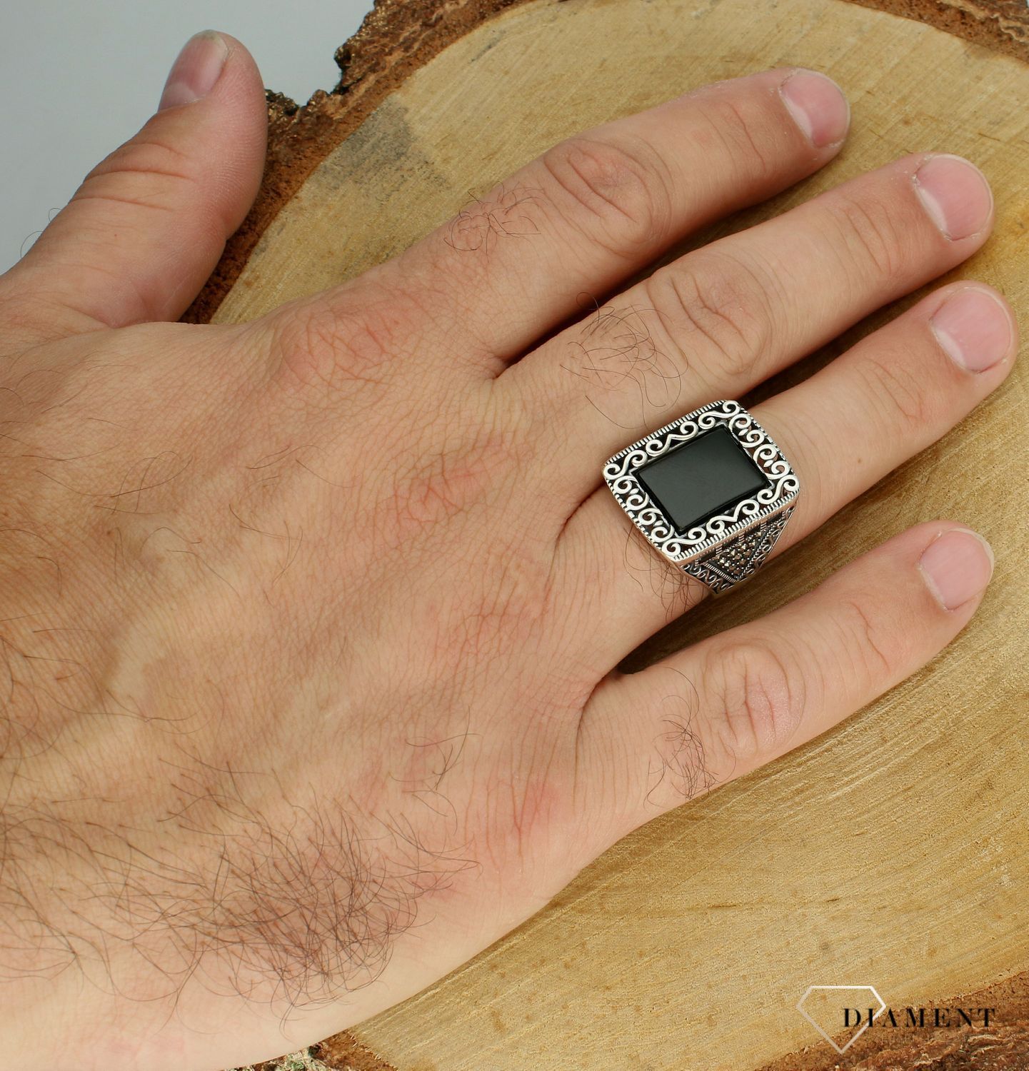 Srebrny sygnet 925 z onyksem i ozdobnym grawerowaniem rozmiar 26 DIA-PRS-12296-925. Srebrny sygnet z kocim okiem. Sygnet srebrny damski. Srebrny sygnet męski. Sygnet z kocim okiem na prezent. Sygnet srebrny na prezent..jpg