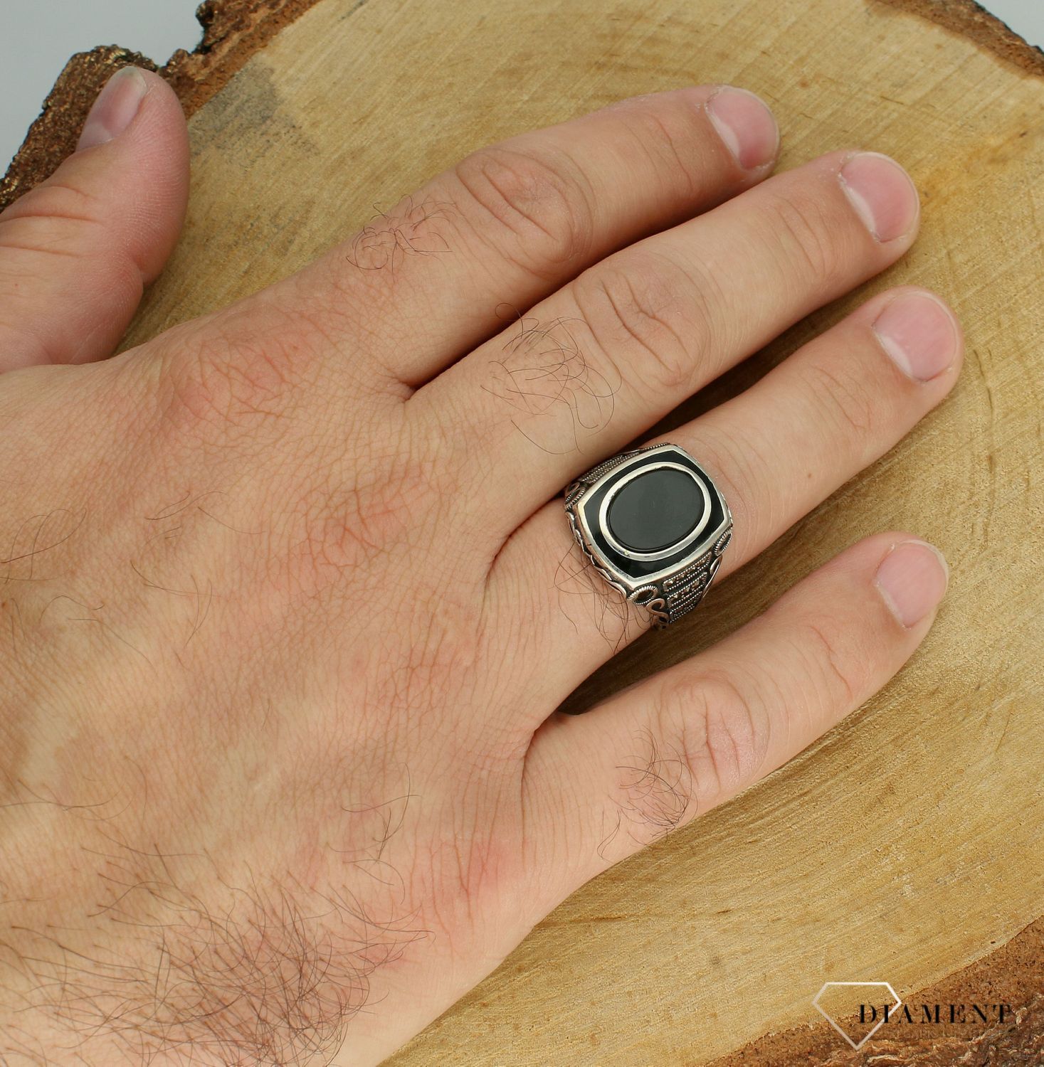 Srebrny sygnet 925 z onyksem, markazytami i ozdobnym grawerowaniem rozmiar 26 DIA-PRS-12297-925 (2).jpg