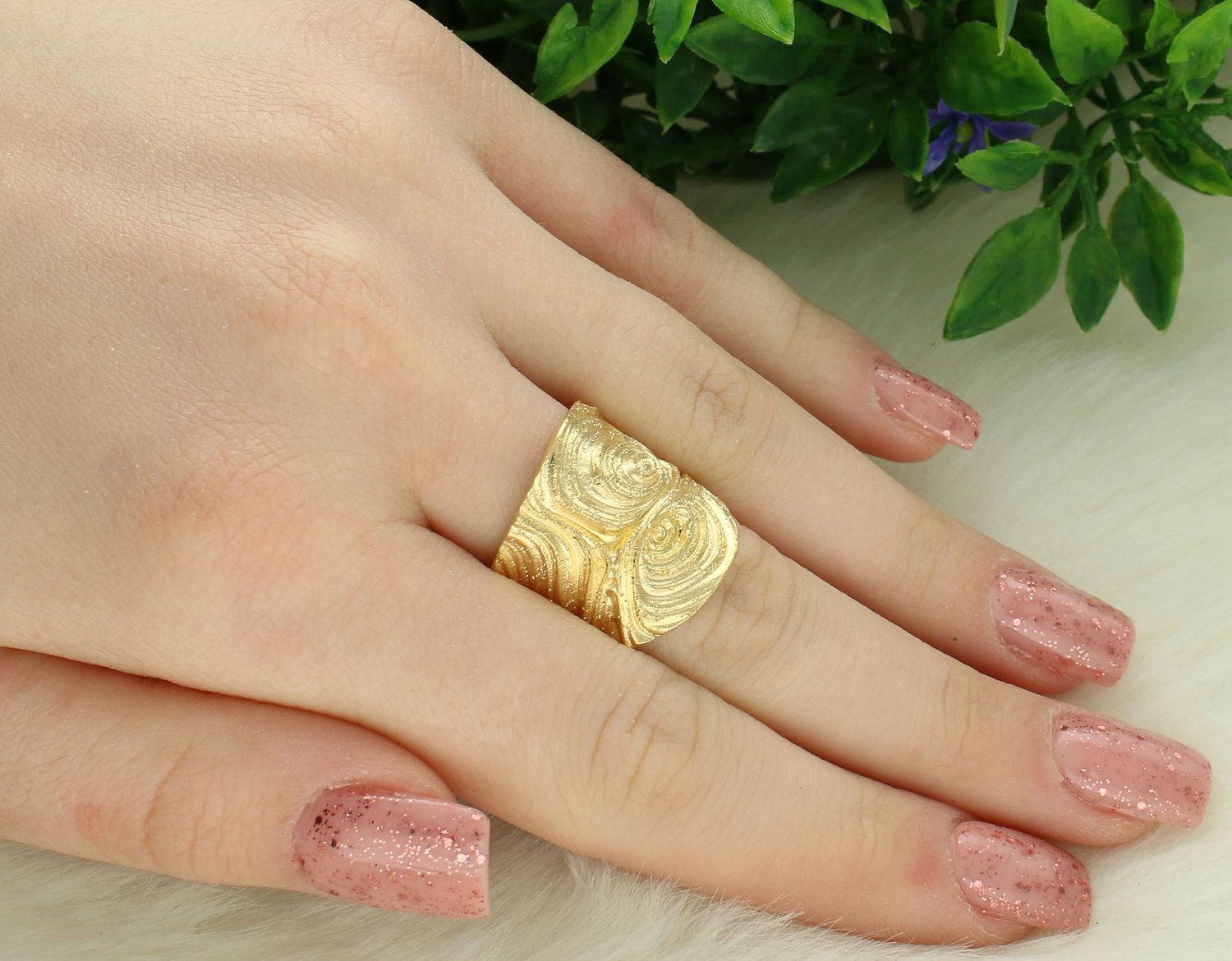 Srebrny pierścionek damski piaskowany pokryty złotem rozmiar 20.jpg