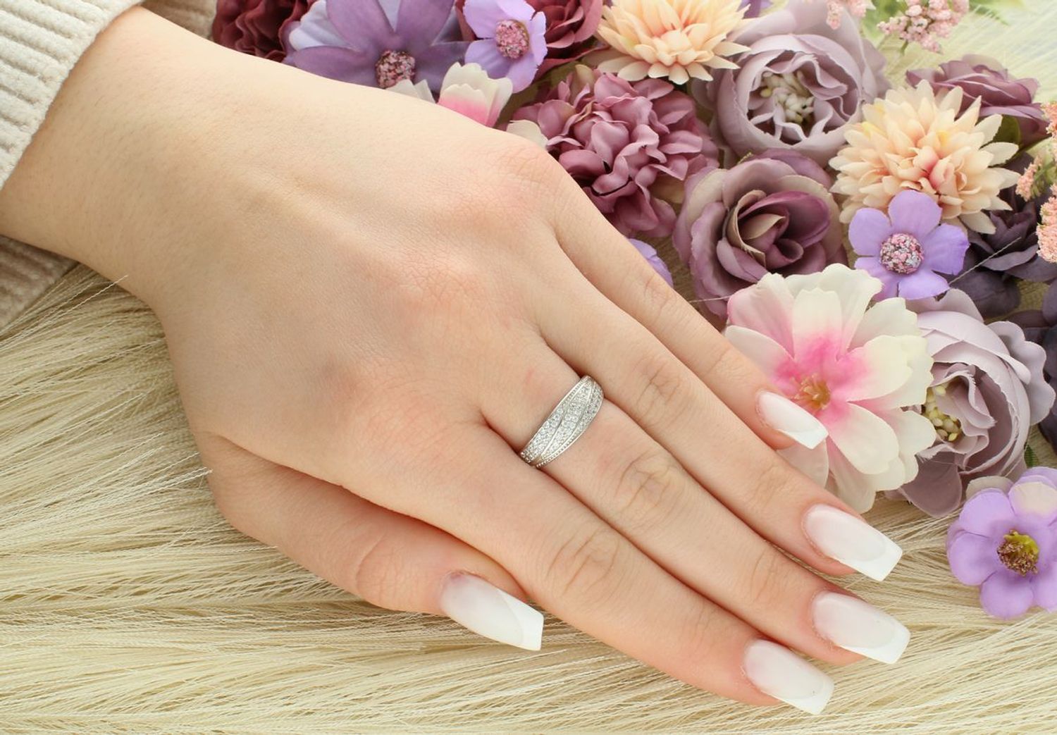 Pierścionek damski srebrny próba 925 zdobiony cyrkoniami DIA-PRS-12463-925 Pierścionek damski srebrny próby 925 to wyjątkowa biżuteria, która łączy w sobie klasykę i subtelny 1.jpg