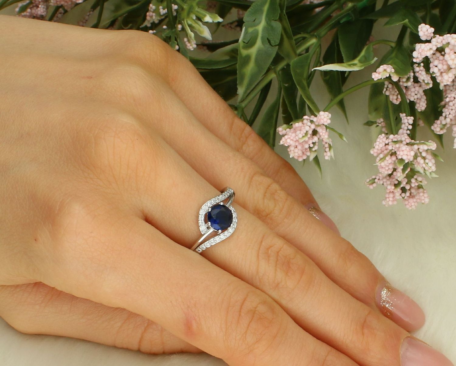 Srebrny pierścionek damski 925 z granatową cyrkonią DIA-PRS-12464-925. Srebrny pierścionek damski. Pierścionek damski z granatowym oczkiem. Srebrny pierścionek damski na prezent.12.jpg