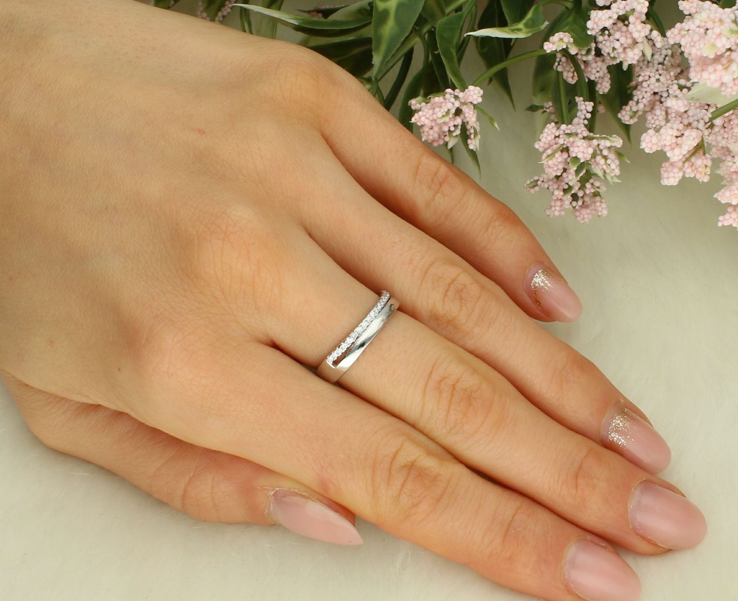 Srebrny pierścionek damski 925 obrączka wysadzana cyrkoniami DIA-PRS-12480-925. Srebrny pierścionek damski. Pierścionek damski z białym oczkiem. Srebrny pierścionek damski na prezent..jpg