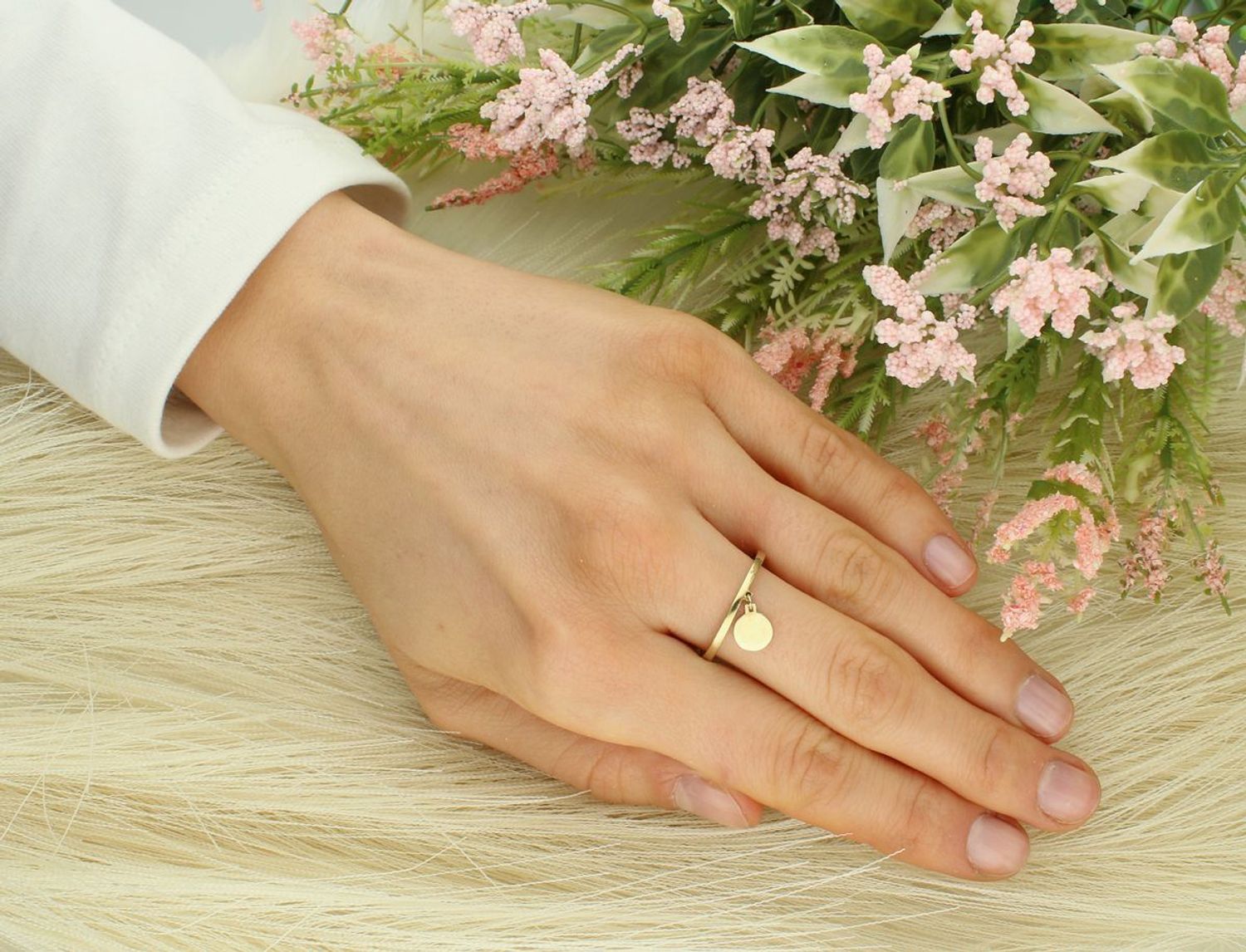 Złoty pierścionek damski z wiszącym elementem DIA-PRS-12711-333 rozmiar 19. Żółte złoto, charakteryzuje się ciepłym, subtelnym lśnieniem. Pierścionek został wykonany ze złota 2.jpg