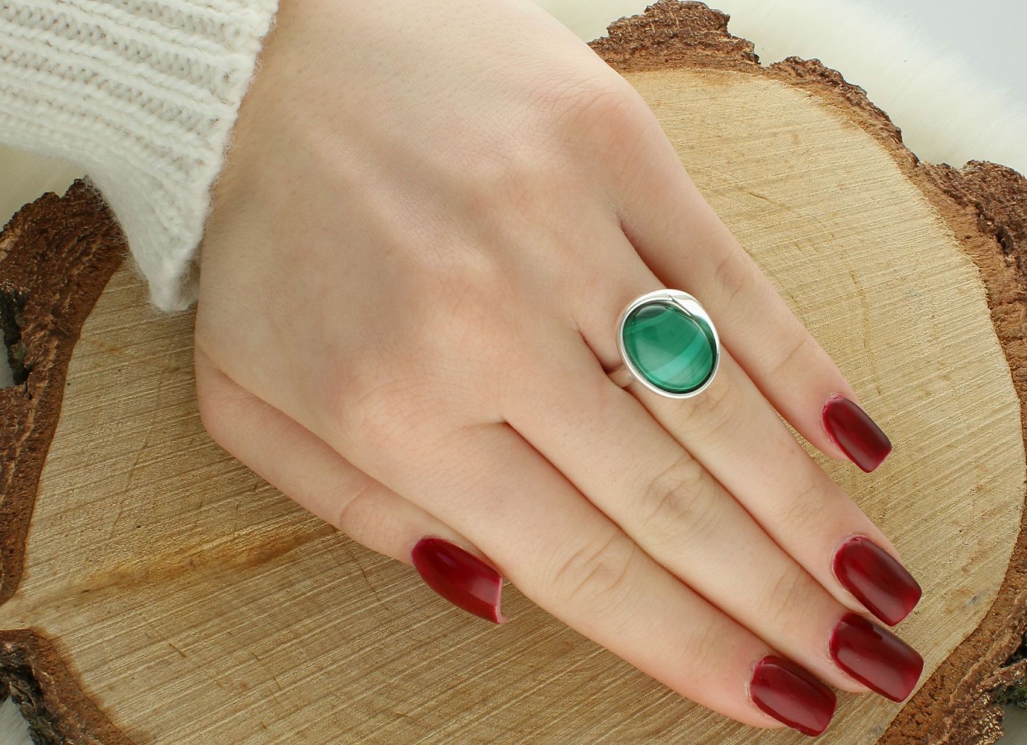 Pierścionek srebrny owalny malachit pr 925, DIA-PRS-12728-925 Srebrny pierścionek wykonany z najwyższej jakości srebra o prostej formie. Idealny pomysł na prezent dla każdej kobiety.1.jpg