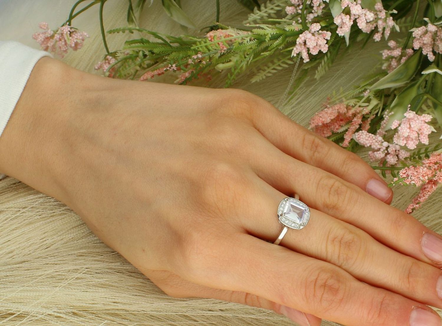 Pierścionek damski srebrny owalny z cyrkonią próba 925, DIA-PRS-12822-925 Ten wyjątkowy pierścionek damski to połączenie klasycznej elegancji i nowoczesnego designu1.jpg