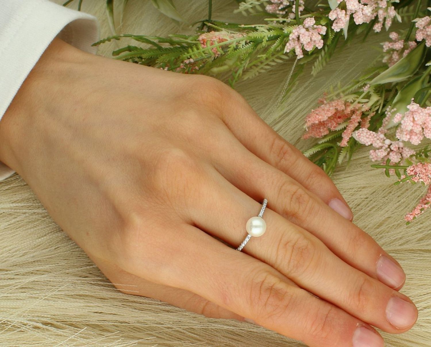 Pierścionek damski zdobiony z perłą i cyrkoniami próba 925, DIA-PRS-12823-925  Wykonany ze srebra próby 925, wyróżnia się szlachetnym wykończeniem oraz starannym zdobieniem.1.jpg