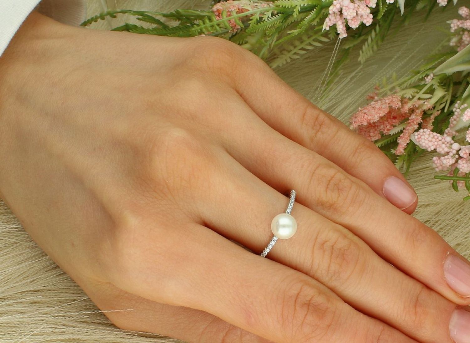 Pierścionek damski zdobiony z perłą i cyrkoniami próba 925, DIA-PRS-12823-925  Wykonany ze srebra próby 925, wyróżnia się szlachetnym wykończeniem oraz starannym zdobieniem.1.jpg