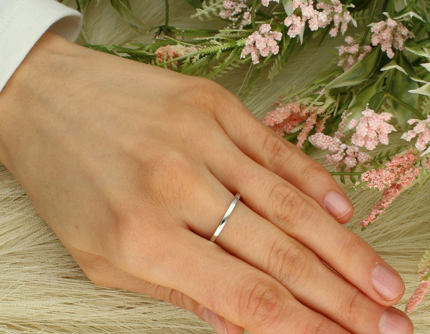 Pierścionek damski zdobiony z perłą i cyrkoniami próba 925, DIA-PRS-12823-925  Wykonany ze srebra próby 925, wyróżnia się szlachetnym wykończeniem oraz starannym zdobieniem.1.jpg