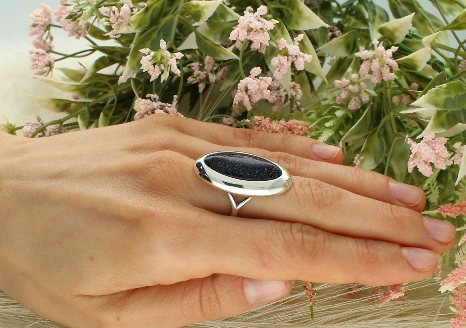 Pierścionek srebrny owalny Noc Kairu próba 925, DIA-PRS-12833-925 Zachwyć się magią gwiaździstego nieba zaklętą w biżuterii. Srebrny pierścionek z kamieniem Noc Kairu.jpg