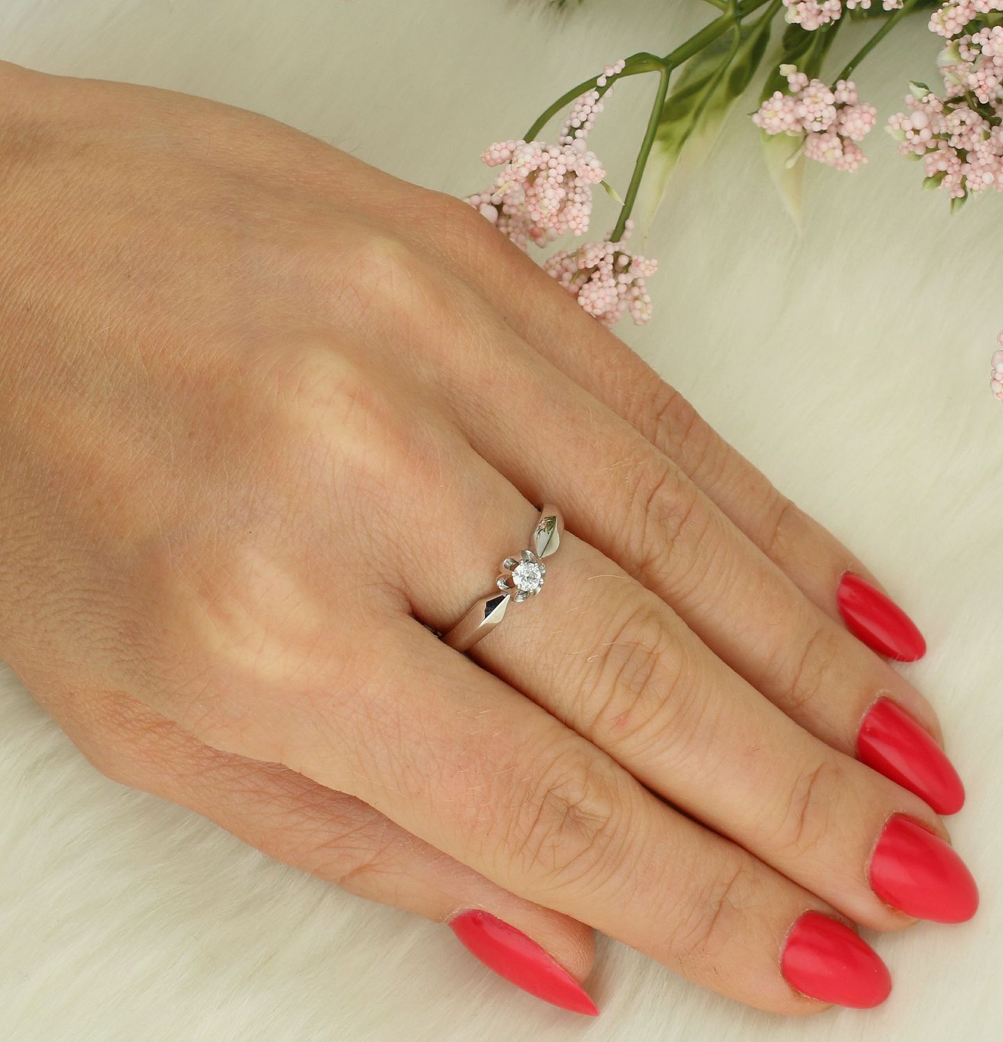 Pierścionek cyrkonia srebrny 925, DIA-PRS-BIALE-ZLOTO-925 Srebrny pierścionek wykonany z najwyższej jakości srebra o prostej formie. Srebrny pierścionek wykonany z próby 925 będzie idealnym prez.jpg