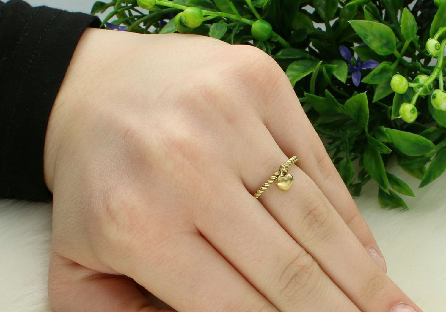 Pierścionek plecionka z wiszącym sercem 333  Pierścionek złoty z zawieszką. przepiękny pierścionek podkreśli piękno wyjątkowych momentów zaręczyn, rocznic, jubileuszy. Darmowa dostawa. 1.jpg