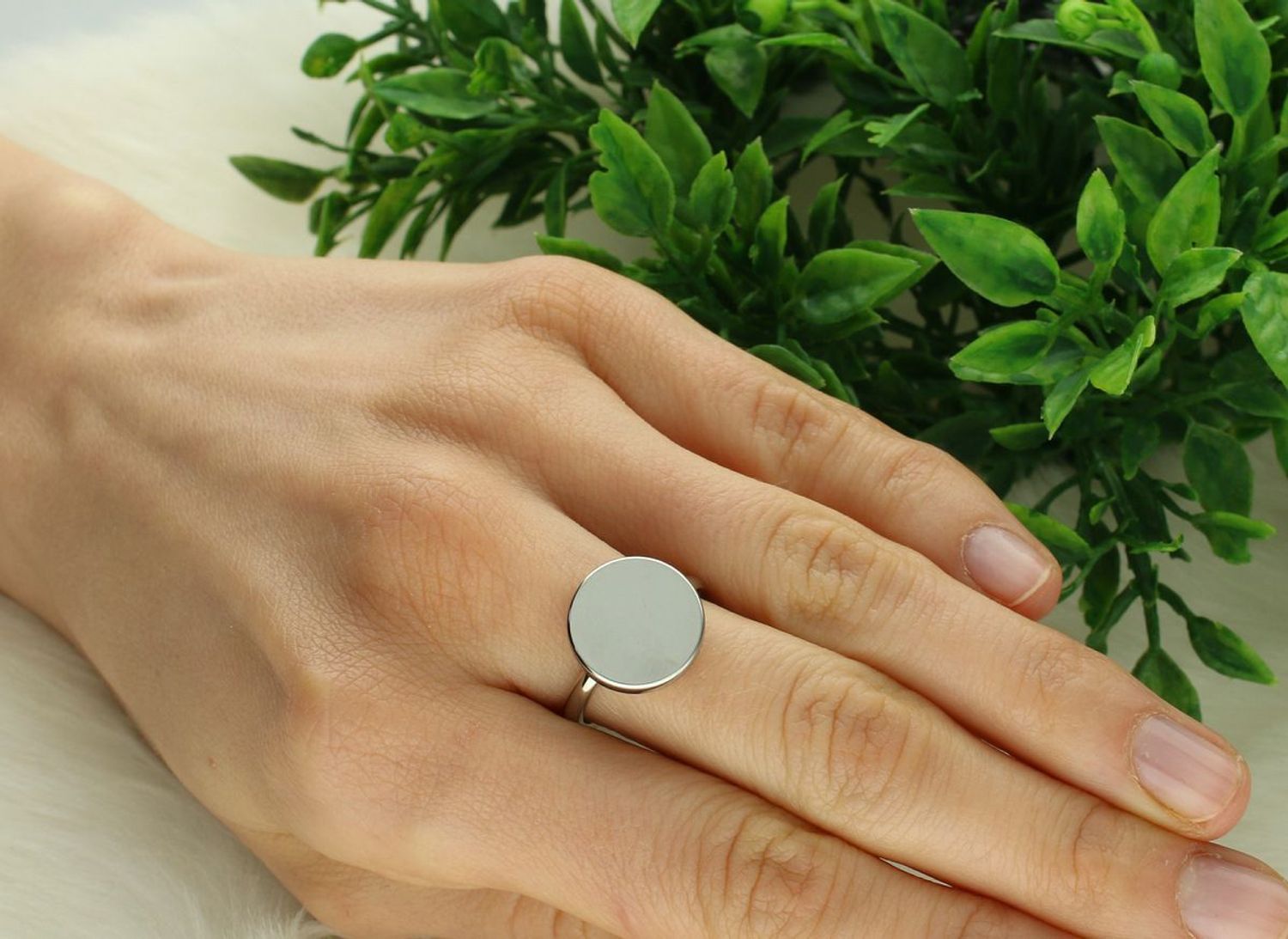 Pierścionek stalowy z gładkim kółeczkiem, rozmiar 15. Wielkość ozdobnego elementu 1,3 cm, szerokość szyny 2 mm. Minimalistyczny, nowoczesny styl. Trwała i modna biżuteria.1.jpg