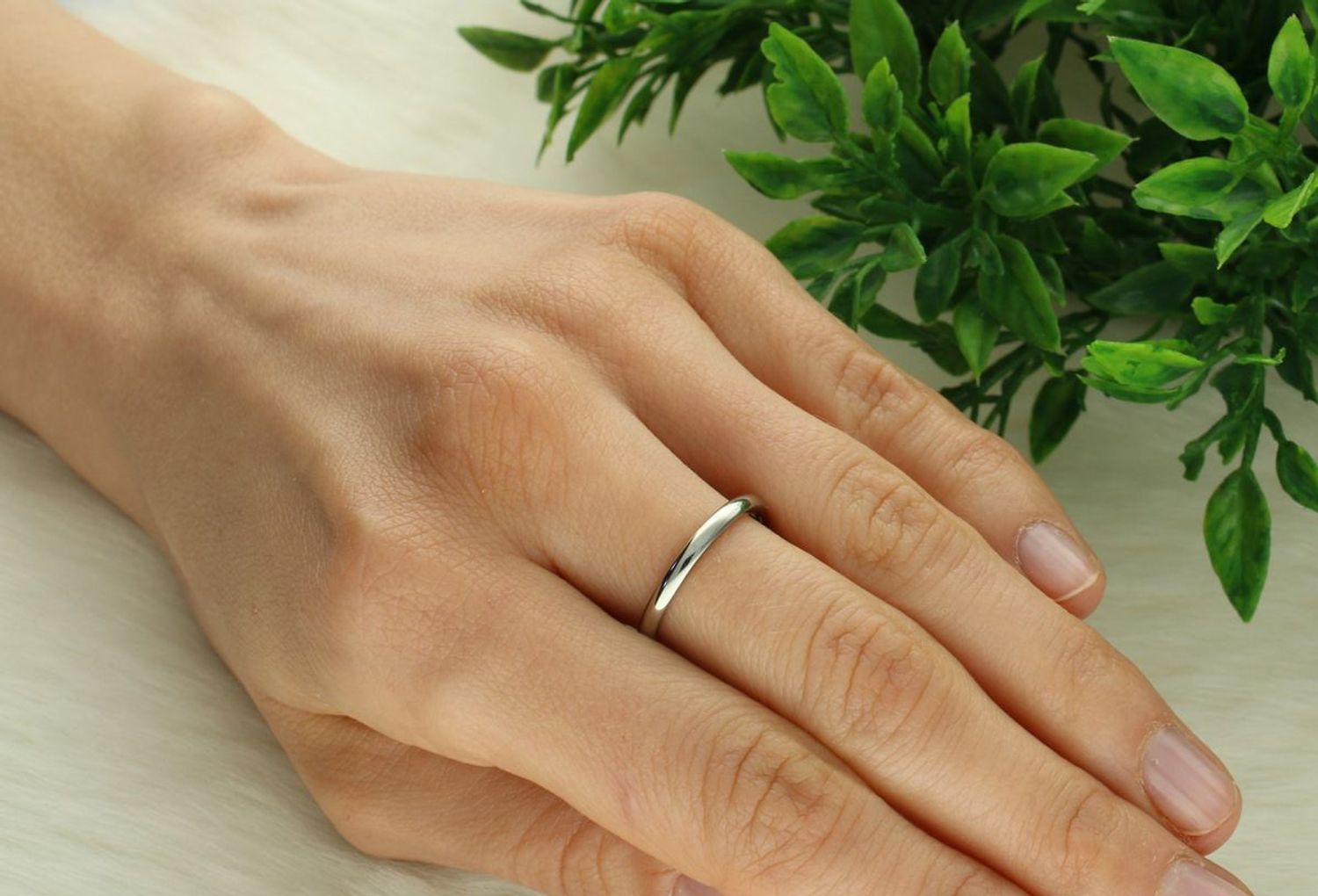 Pierścionek stalowy z gładkim kółeczkiem, rozmiar 15. Wielkość ozdobnego elementu 1,3 cm, szerokość szyny 2 mm. Minimalistyczny, nowoczesny styl. Trwała i modna biżuteria.1.jpg