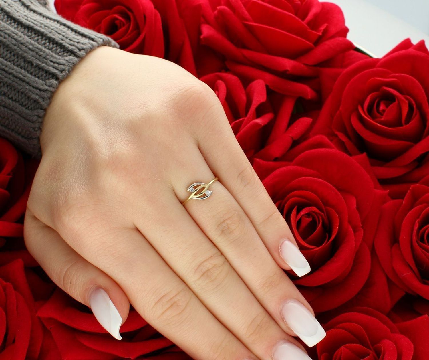 Złoty pierścionek próby 585 z białym złotem i cyrkoniami – model DIA-PRS-12982-585. Lekki, elegancki i kobiecy, idealny jako prezent lub pierścionek na co dzień.1.jpg