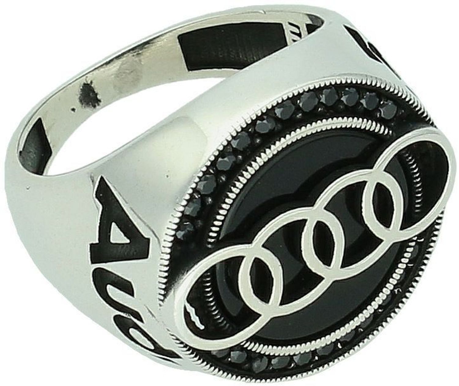 Pierścionek męski srebrny 925 DIA-PRS-13025-925 z logo Audi i czarnymi cyrkoniami. Element ozdobny 2 cm, szyna 3 mm, waga 9,54 g. Styl, luksus i motoryzacyjny akcent w jednym.1.jpg