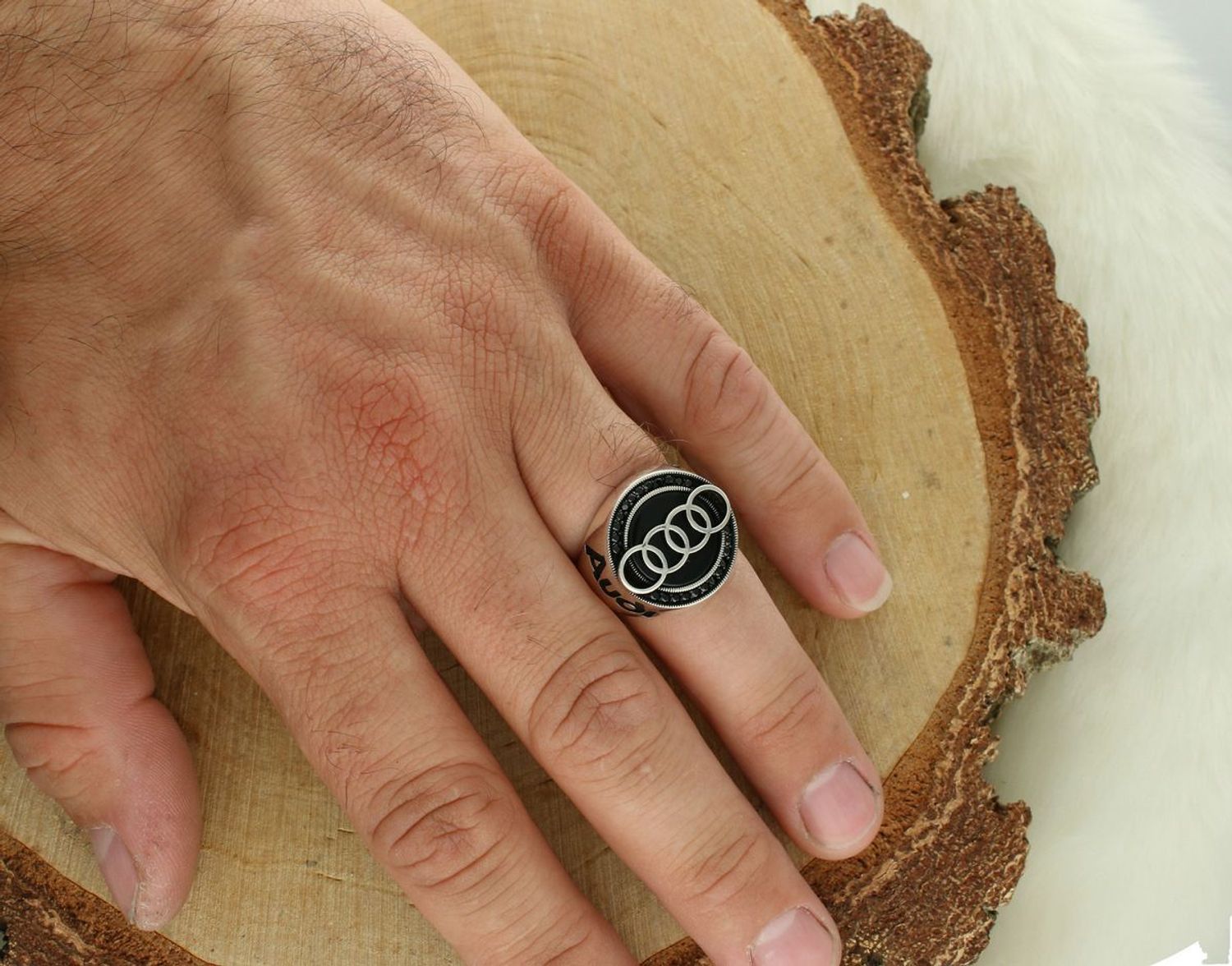 Pierścionek męski srebrny 925 DIA-PRS-13025-925 z logo Audi i czarnymi cyrkoniami. Element ozdobny 2 cm, szyna 3 mm, waga 9,54 g. Styl, luksus i motoryzacyjny akcent w jednym.1.jpg