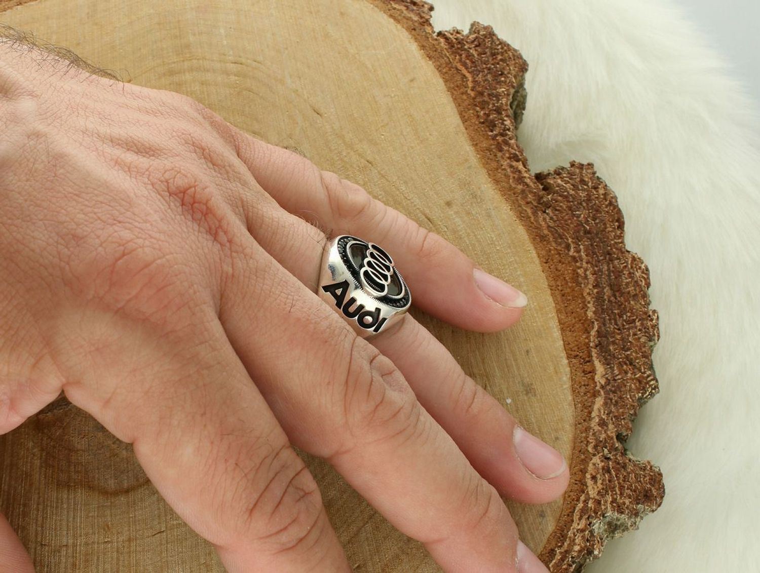 Pierścionek męski srebrny 925 DIA-PRS-13025-925 z logo Audi i czarnymi cyrkoniami. Element ozdobny 2 cm, szyna 3 mm, waga 9,54 g. Styl, luksus i motoryzacyjny akcent w jednym.1.jpg