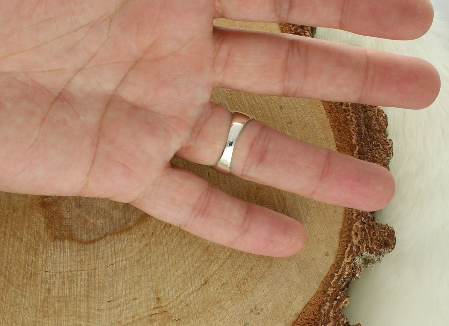 Pierścionek męski srebrny 925 DIA-PRS-13025-925 z logo Audi i czarnymi cyrkoniami. Element ozdobny 2 cm, szyna 3 mm, waga 9,54 g. Styl, luksus i motoryzacyjny akcent w jednym.1.jpg