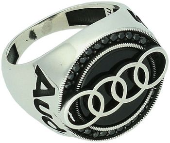 Pierścionek męski srebrny 925 DIA-PRS-13025-925 z logo Audi i czarnymi cyrkoniami. Element ozdobny 2 cm, szyna 3 mm, waga 9,54 g. Styl, luksus i motoryzacyjny akcent w jednym.1.jpg