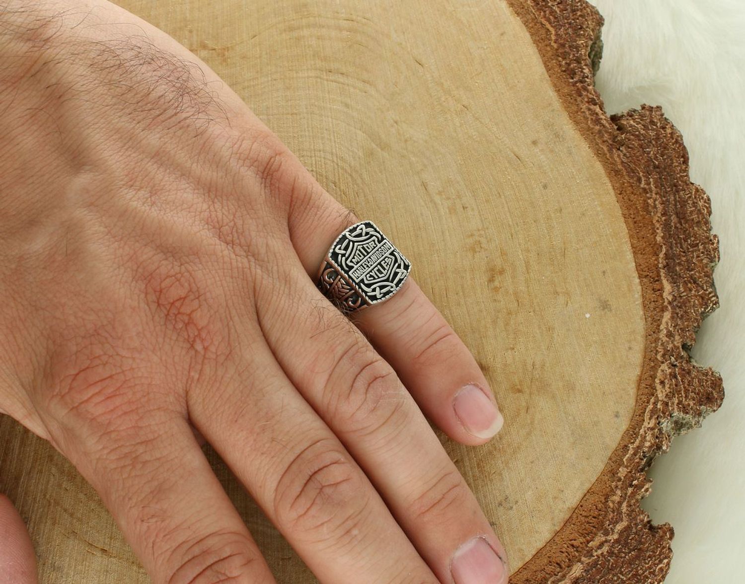 Pierścionek męski Harley-Davidson DIA-PRS-13026-925 ze srebra próby 925. Masywny sygnet 10,17 g, ozdoba 1,5 × 1,9 cm, szyna 5 mm. Rozmiar 18. Styl dla fanów wolności i motocykli.1.jpg