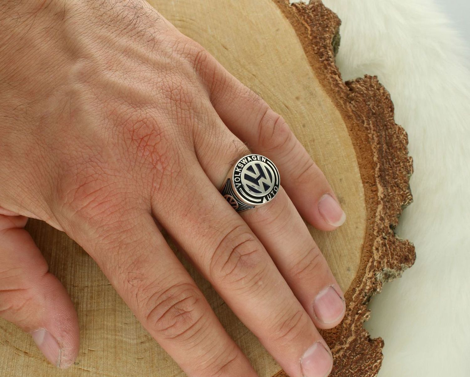 Srebrny sygnet męski DIA-PRS-13027-925 z logo Volkswagena. Próba 925, waga 9,45 g, ozdobny element 1,8 cm, szerokość szyny 6 mm. Stylowy pierścionek dla fana motoryzacji.1.jpg