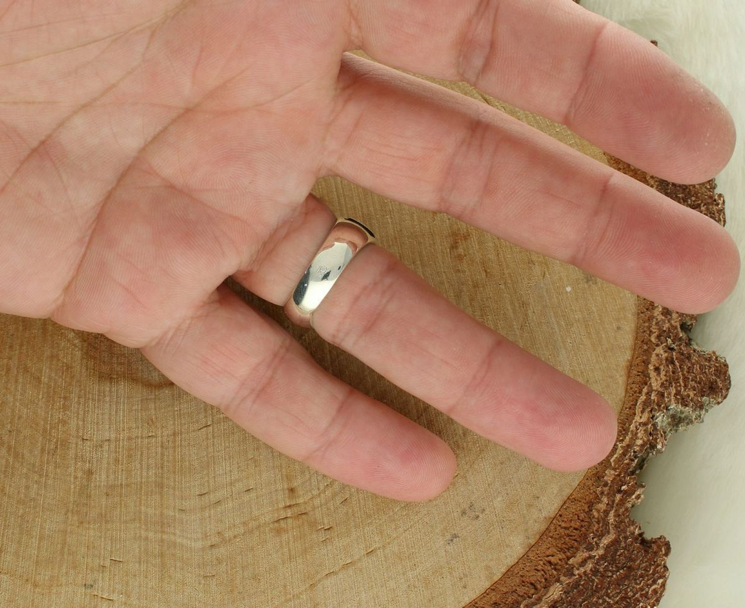 Srebrny sygnet męski DIA-PRS-13027-925 z logo Volkswagena. Próba 925, waga 9,45 g, ozdobny element 1,8 cm, szerokość szyny 6 mm. Stylowy pierścionek dla fana motoryzacji.1.jpg