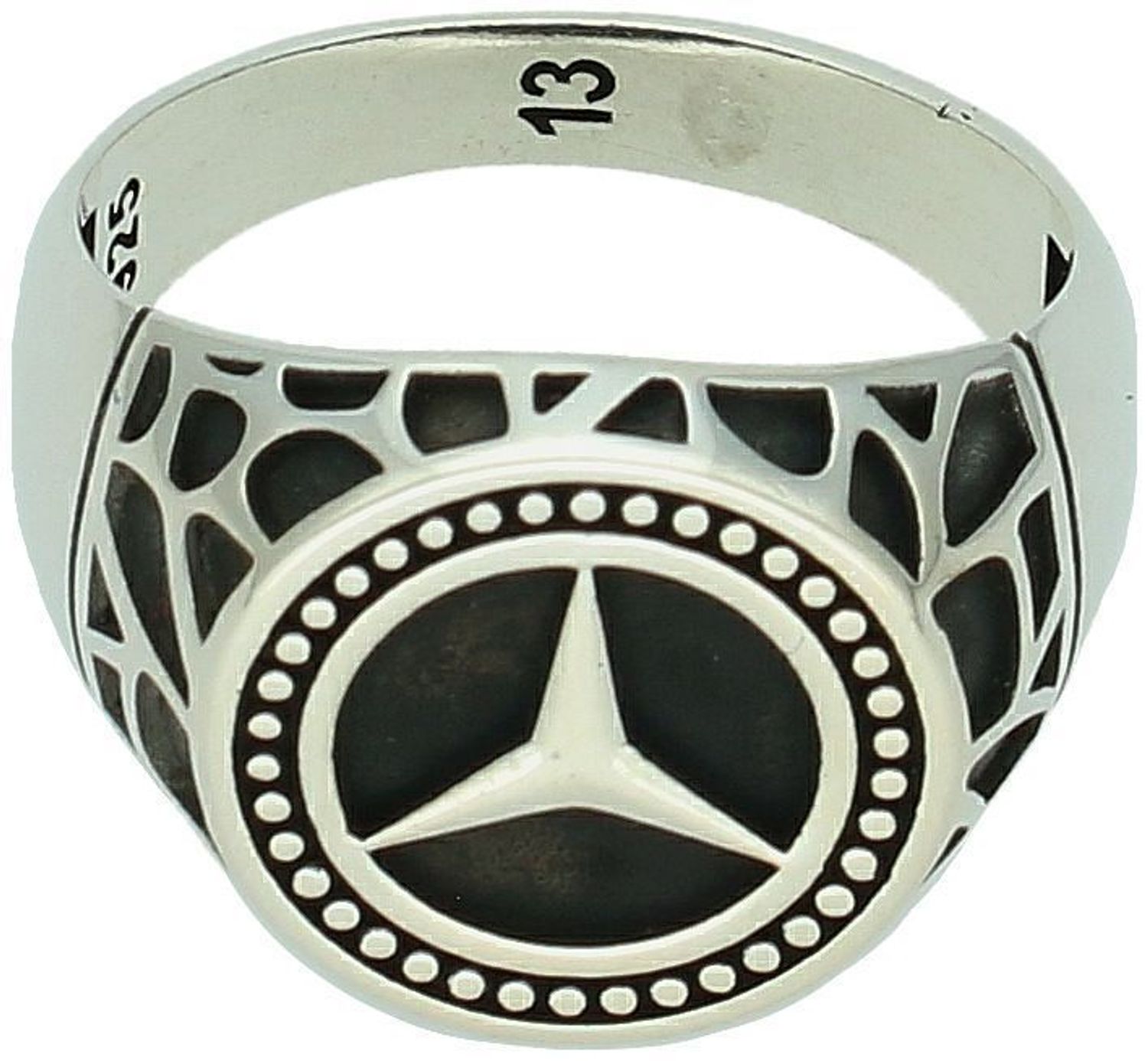 Pierścionek męski sygnet srebrny 925 z motywem Mercedesa DIA-PRS-13028-925. Element ozdobny 1,7 × 1,7 cm, szerokość szyny 5 mm. Stylowy, trwały i elegancki dodatek.1.jpg