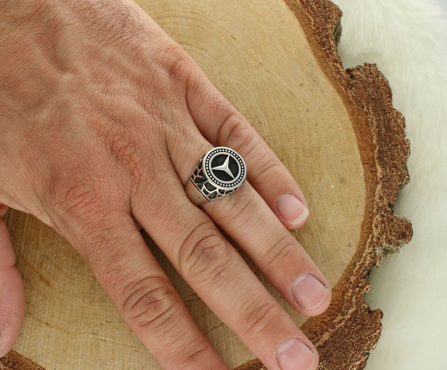 Pierścionek męski sygnet srebrny 925 z motywem Mercedesa DIA-PRS-13028-925. Element ozdobny 1,7 × 1,7 cm, szerokość szyny 5 mm. Stylowy, trwały i elegancki dodatek.1.jpg